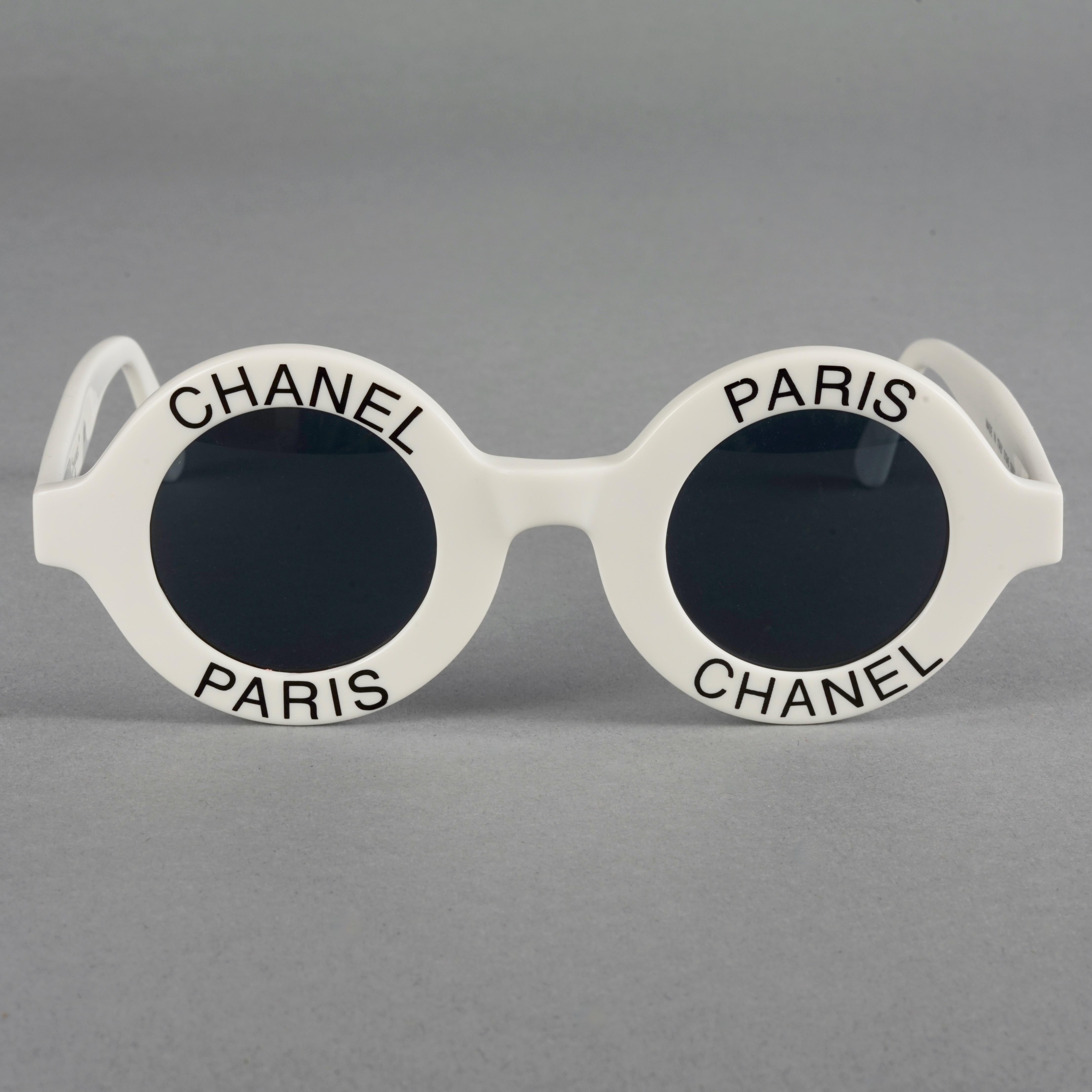 Gris Lunettes de soleil vintage CHANEL PARIS rondes blanches emblématiques, 1993 en vente