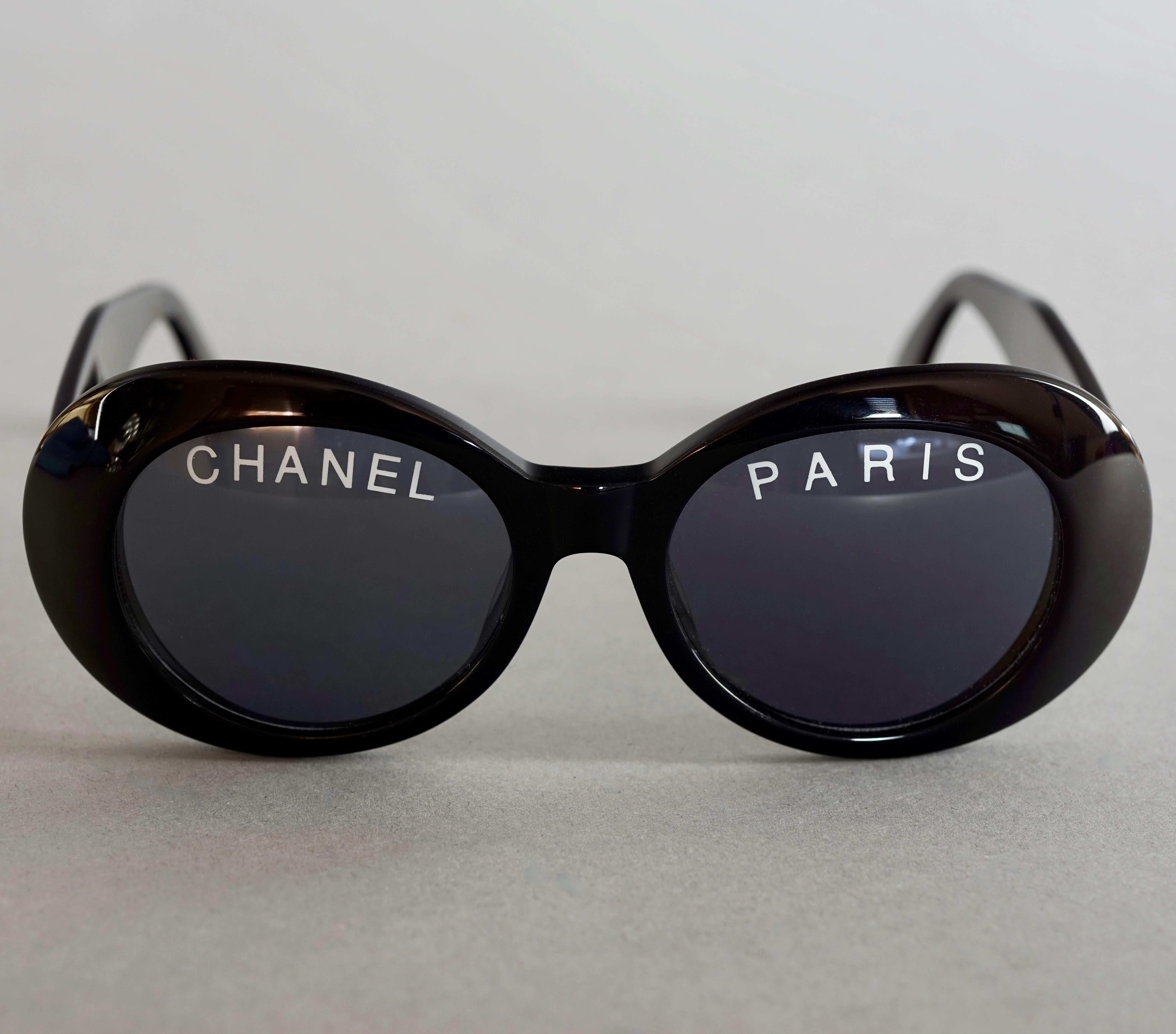 Vintage 1993 Iconic CHANEL PARIS Spelled Black Sunglasses In Excellent Condition For Sale In Kingersheim, Alsace