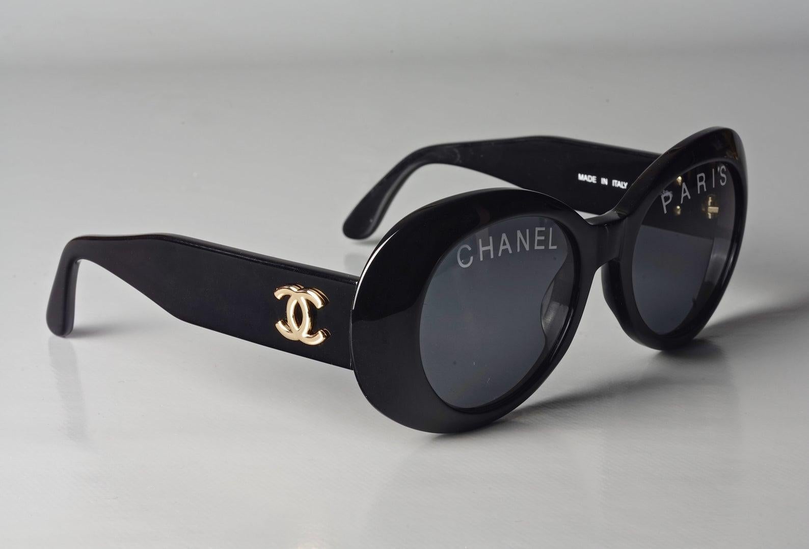 Vintage 1993 Iconic CHANEL PARIS Spelled Black Sunglasses In Excellent Condition In Kingersheim, Alsace