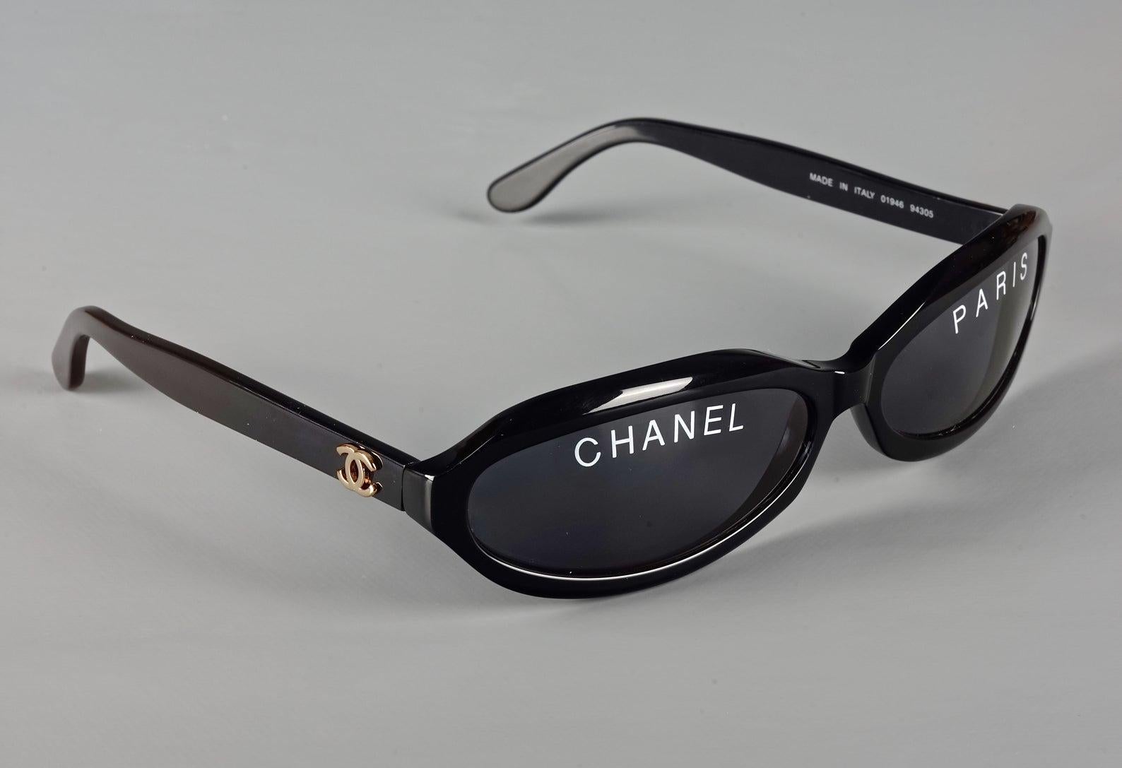 Vintage 1993 Iconic CHANEL PARIS Spelled Narrow Frame Black Sunglasses In Excellent Condition In Kingersheim, Alsace