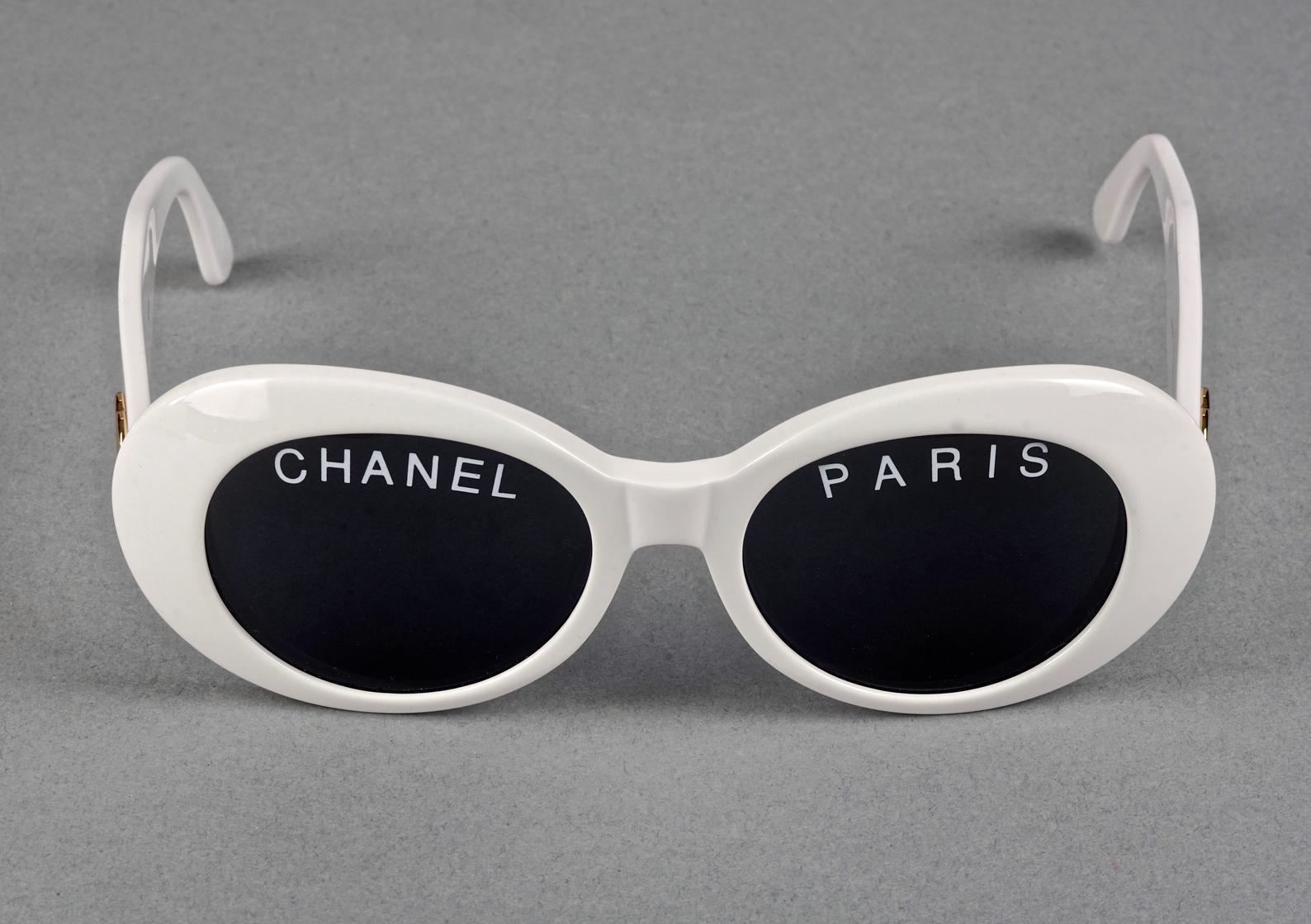Vintage 1993 Iconic CHANEL PARIS Spelled White Sunglasses In Excellent Condition For Sale In Kingersheim, Alsace
