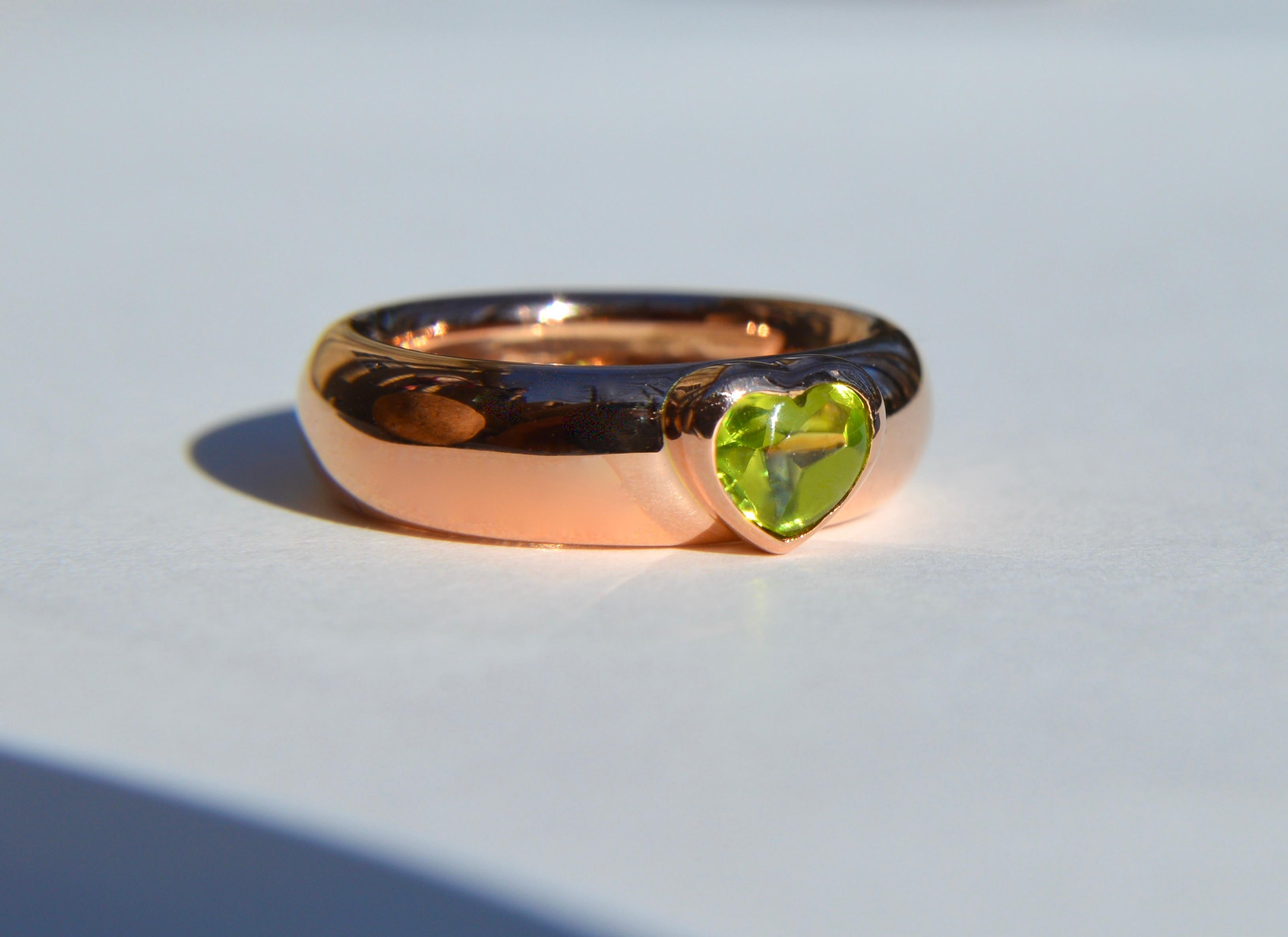 Lovely circa 1993 vintage Tiffany & Co. 18K rose gold .74 carat heart cabochon natural peridot ring. Ring is marked as 750 for 18K, with Tiffany & co circa 1993. In very good condition. Appears to have been lightly or never worn. Original Tiffany