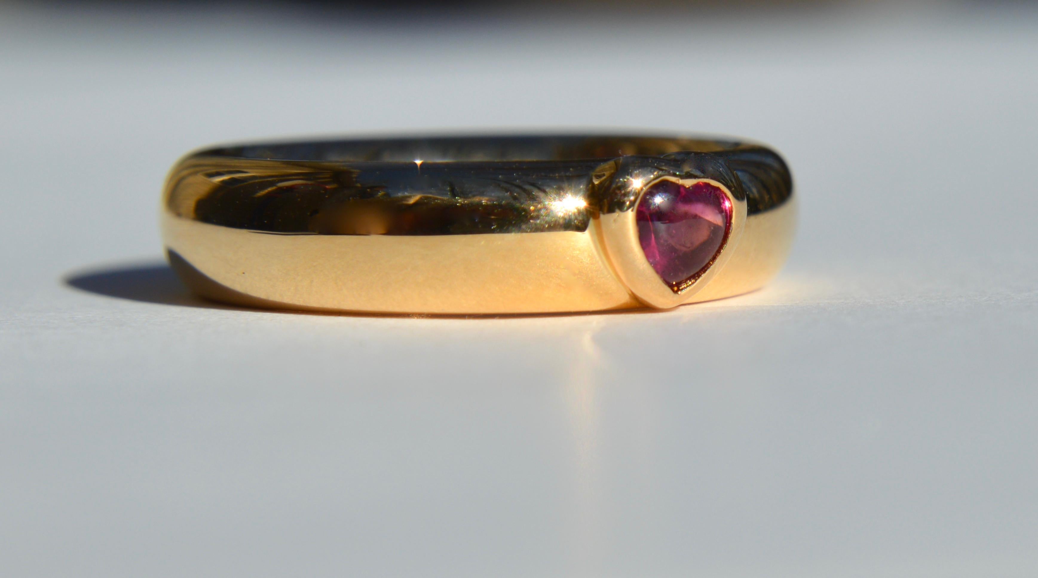 Lovely circa 1993 vintage Tiffany & Co. 18K yellow gold .25 carat heart cabochon natural pink tourmaline ring. Ring is marked as 750 for 18K, with Tiffany & co circa 1993. In very good condition. Original Tiffany Co. box included. Size 6. Cabochon