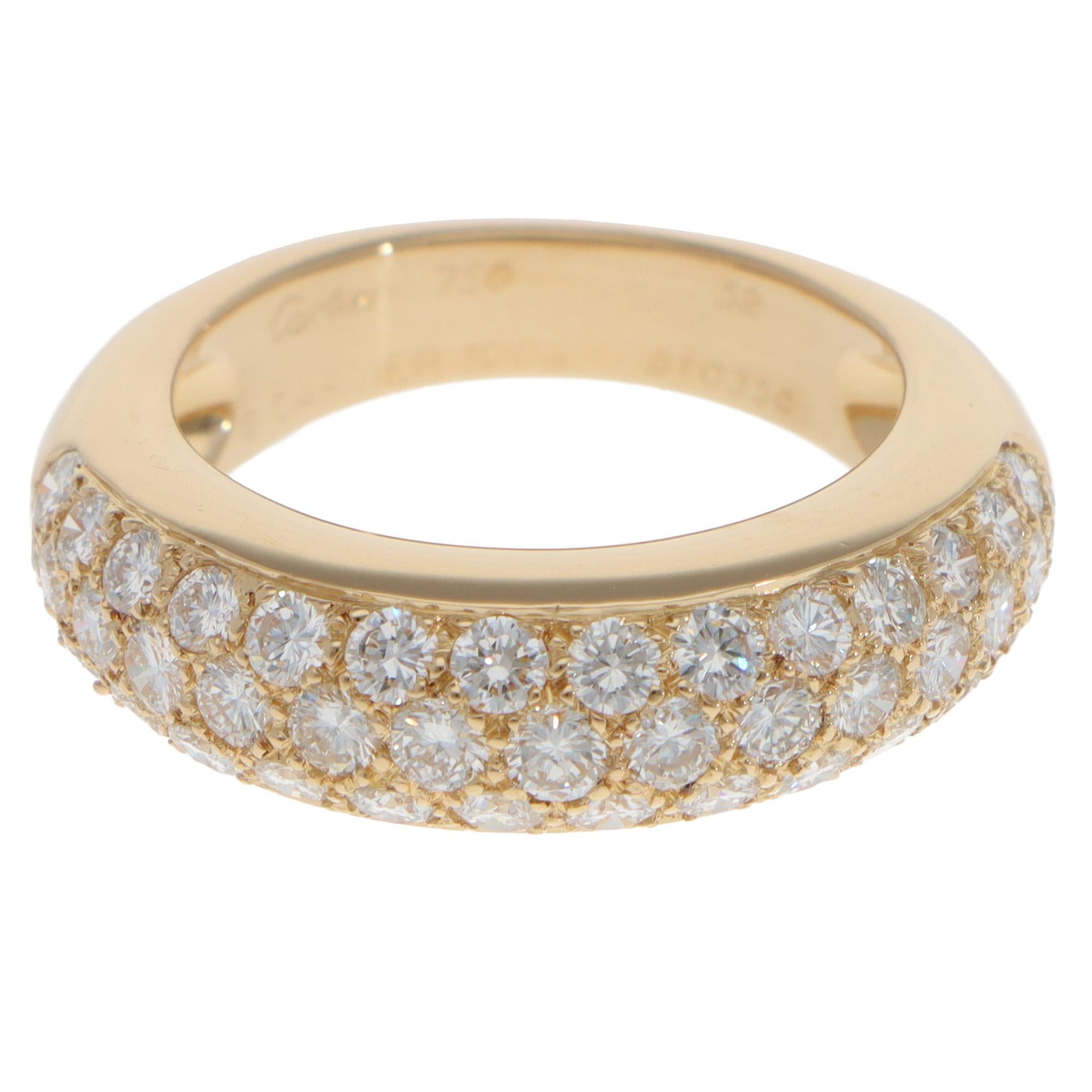 Precioso anillo vintage Cartier Mimi pavé de diamantes engastado en oro amarillo de 18 quilates de 1994.

De la descatalogada colección Mimi, este anillo presenta un diseño bombé engastado con 43 diamantes redondos talla brillante. El diamante
