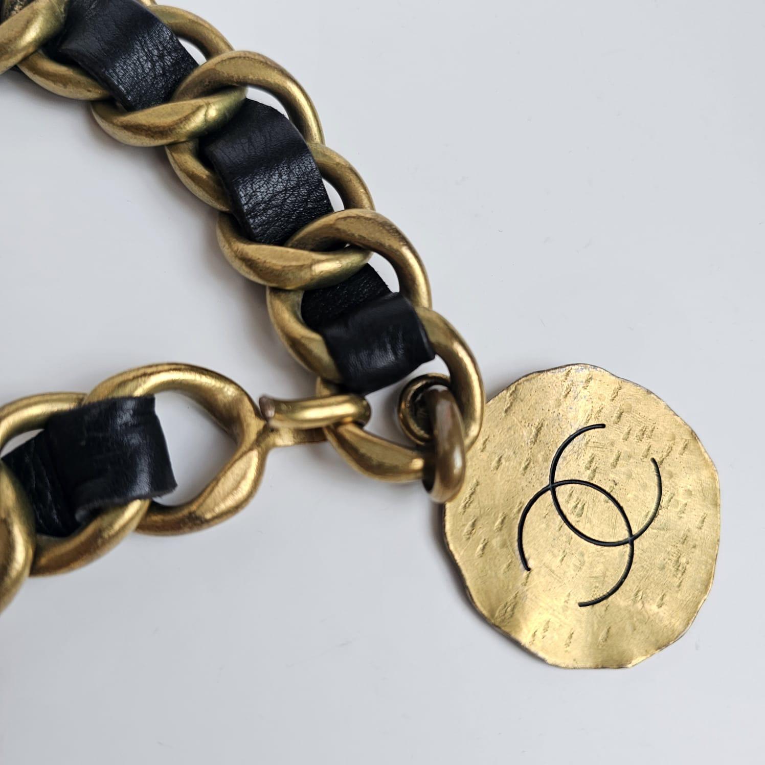 Chunky vintage leather chain belt from 1994. Medallion with cursive CC detailing. Light tarnishing on the hardware. Size 80. Comes as is.