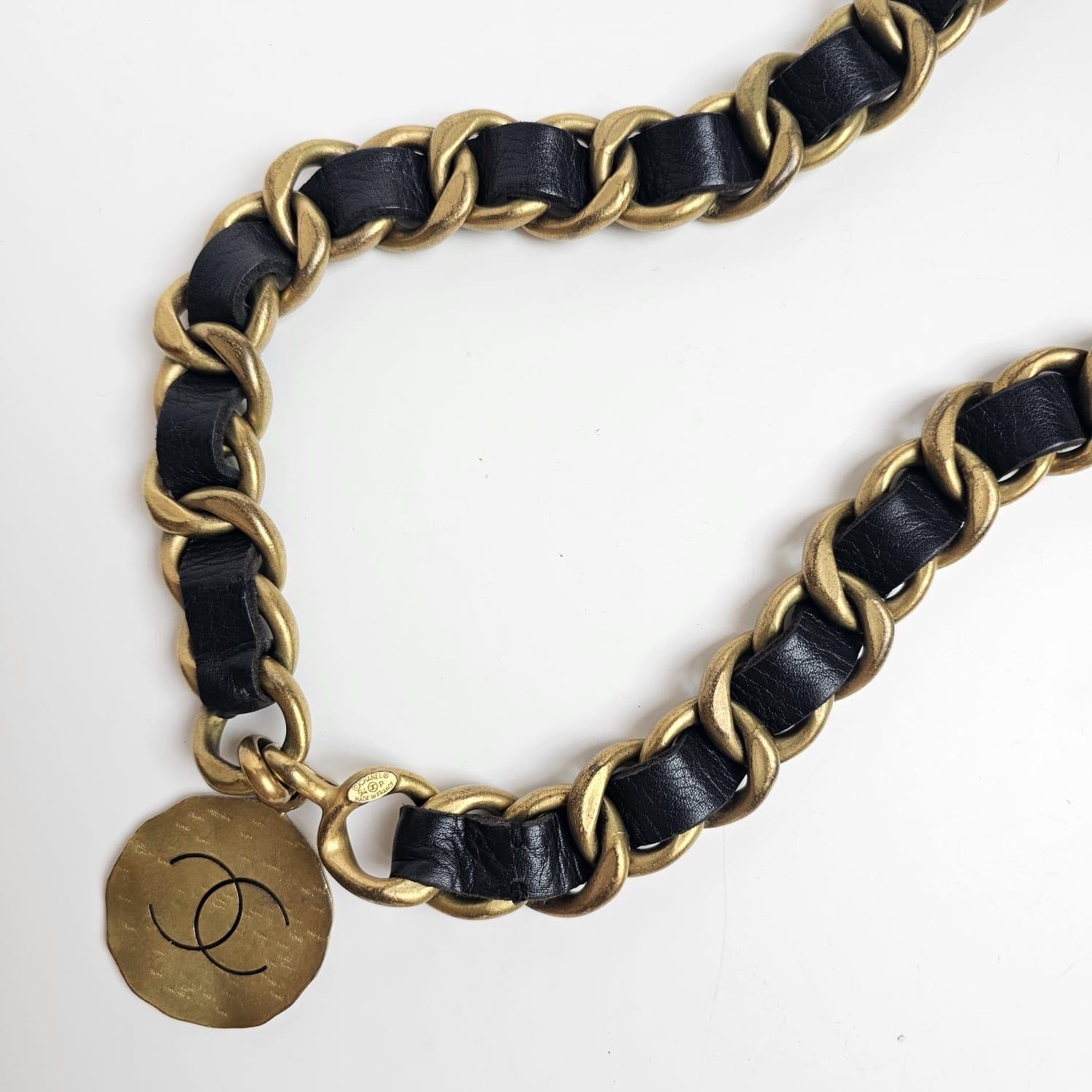 Vintage 1994 Chanel Chunky Chain Medallion Leather Belt In Good Condition In Jakarta, Daerah Khusus Ibukota Jakarta