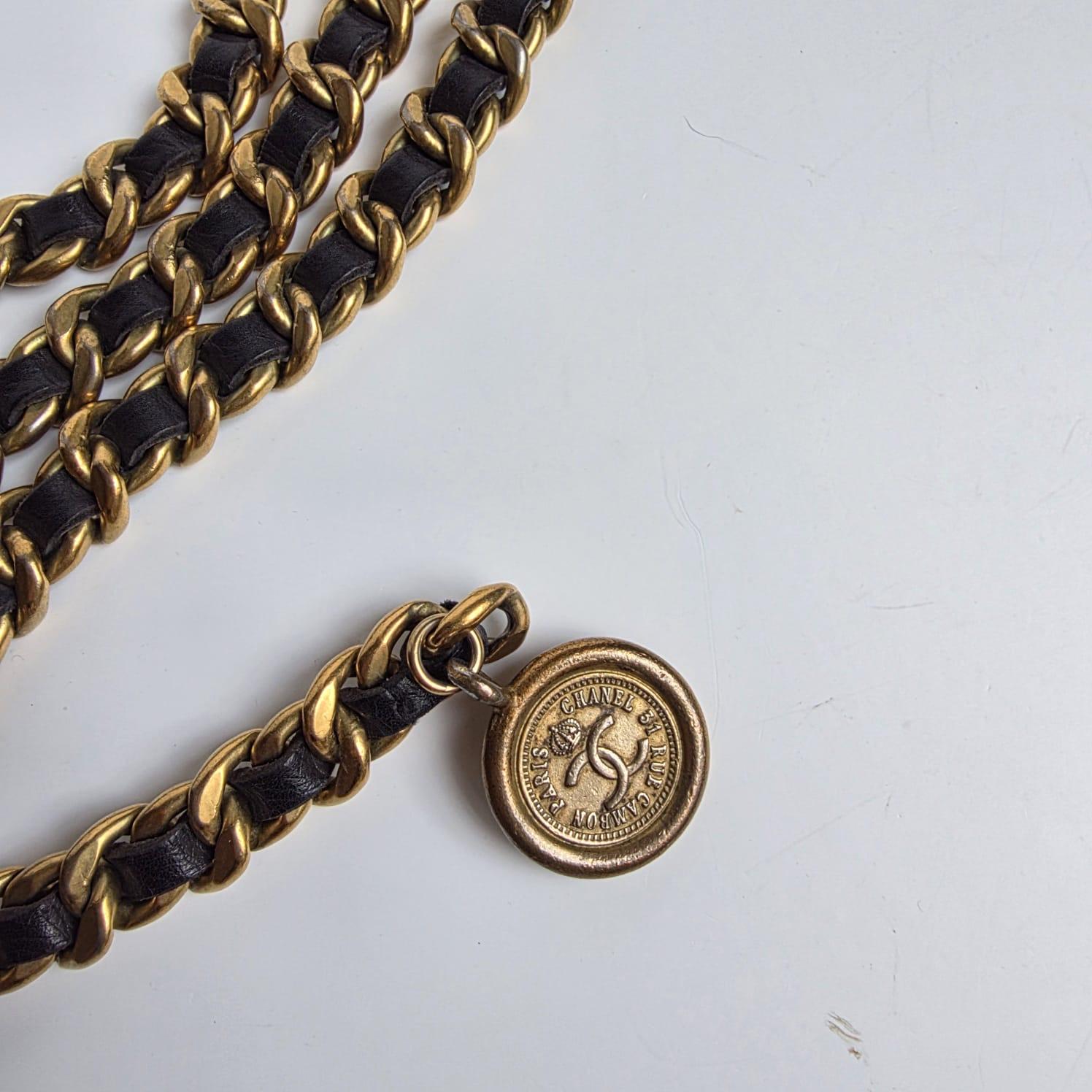 Clásico cinturón vintage de piel con cadena de Chanel. En buen estado vintage. Pequeñas rozaduras y deslustre en los herrajes. Talla 80. Se entrega tal cual.