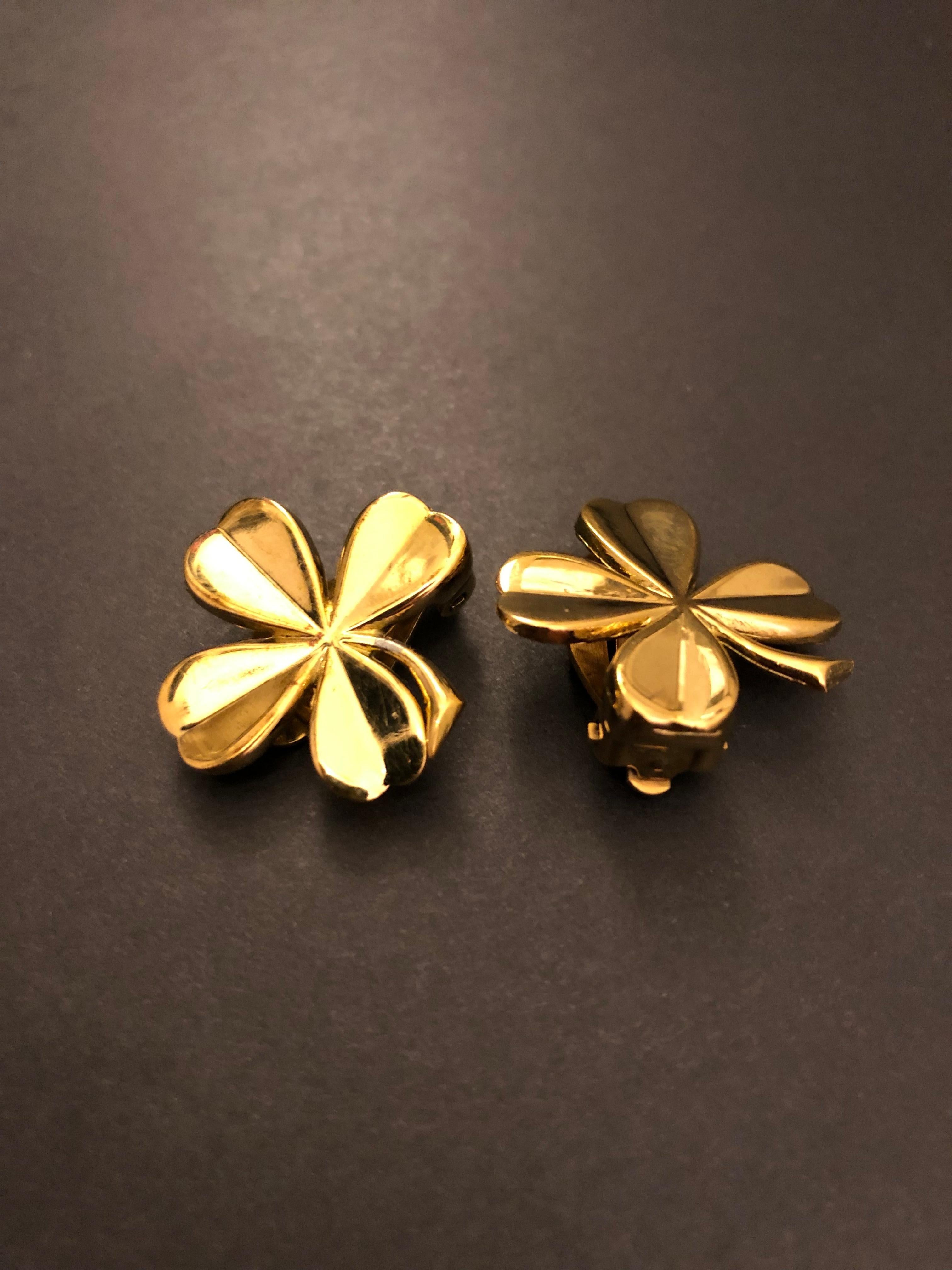 1994 Vintage CHANEL Gold Toned Clover Leaf Clip On Earrings In Excellent Condition In Bangkok, TH