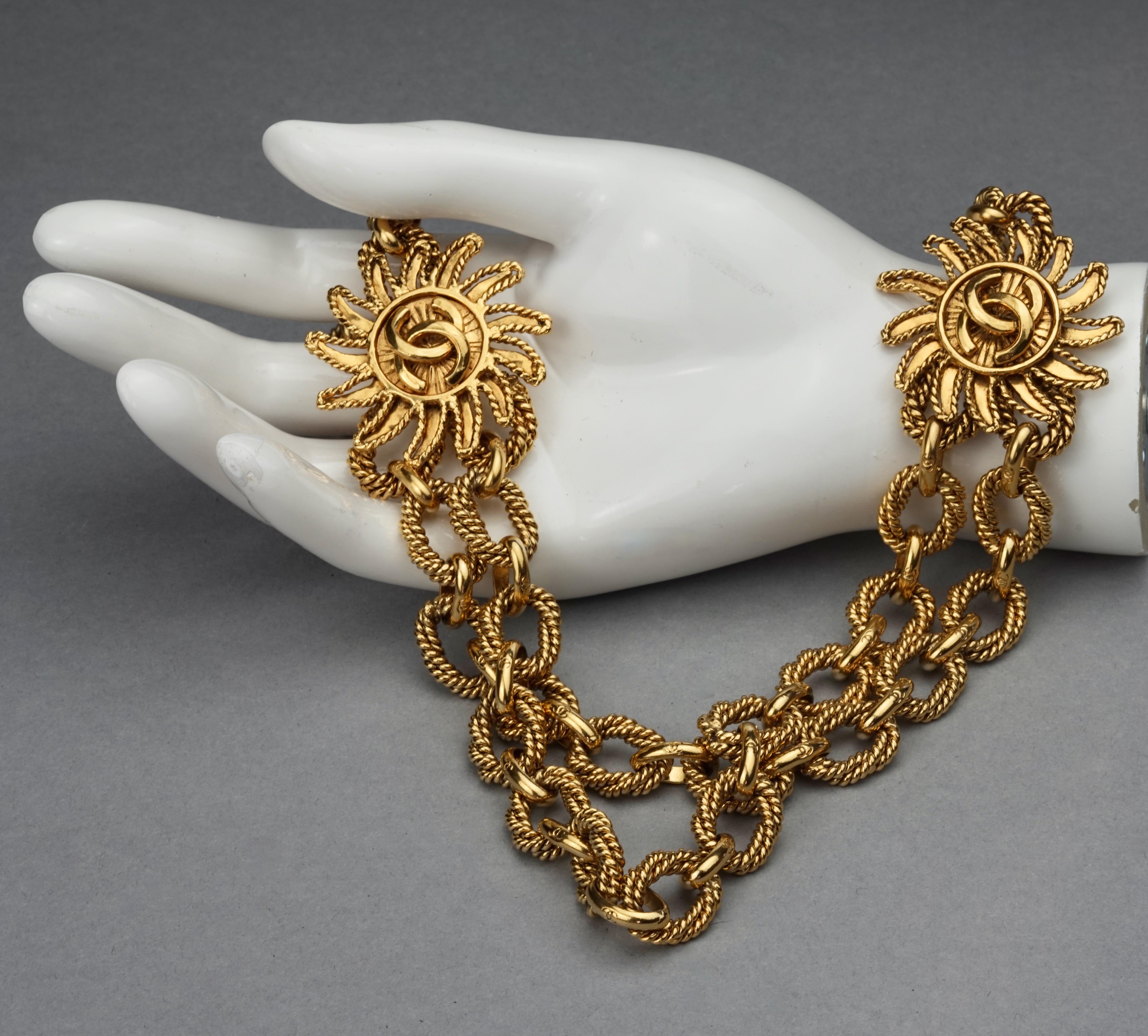 Vintage 1994 CHANEL Logo Medallón Sol Cinturón Charm en venta 6