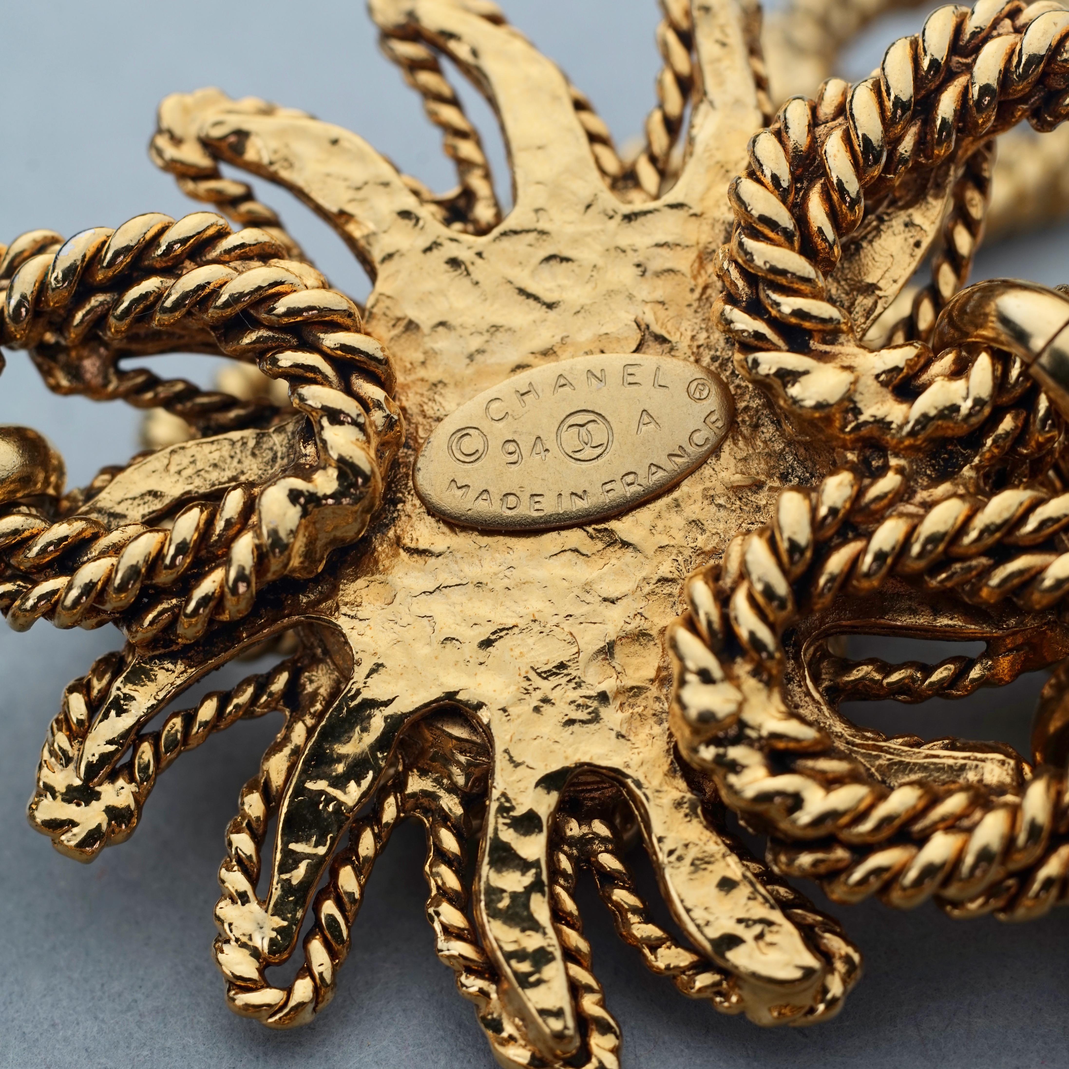 Vintage 1994 CHANEL Logo Medallón Sol Cinturón Charm en venta 8
