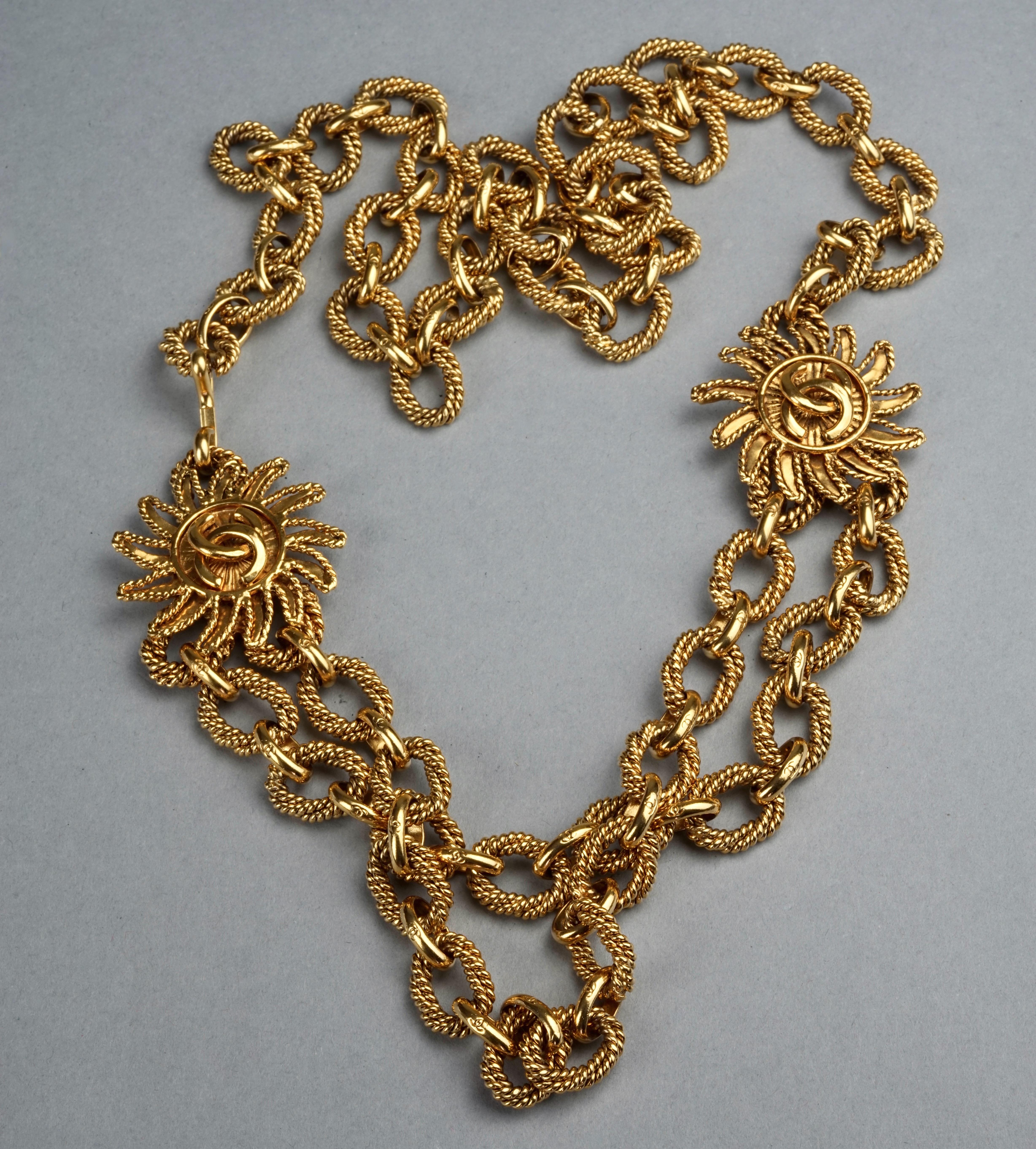 Femenino o masculino Vintage 1994 CHANEL Logo Medallón Sol Cinturón Charm en venta