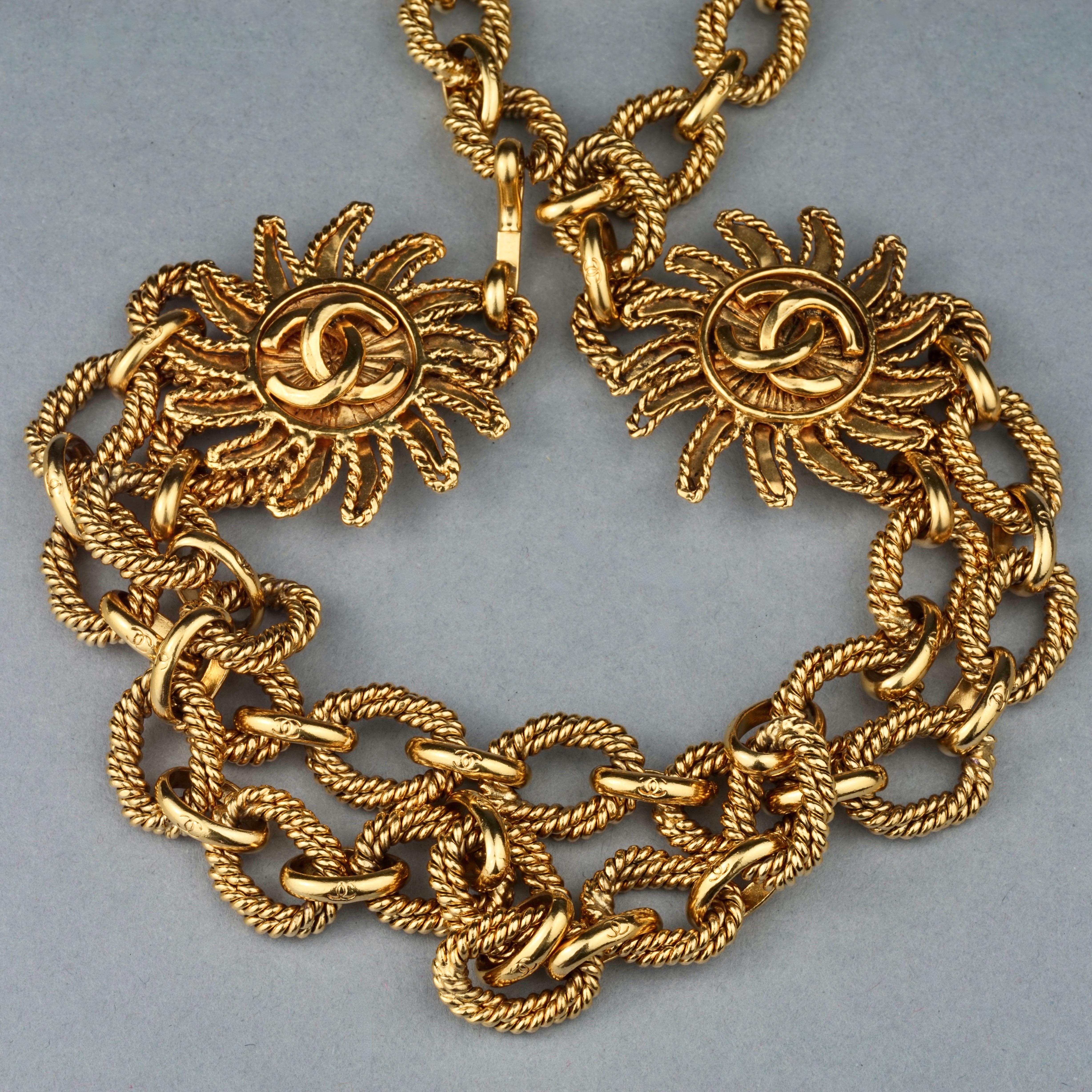 Vintage 1994 CHANEL Logo Medallón Sol Cinturón Charm en venta 3