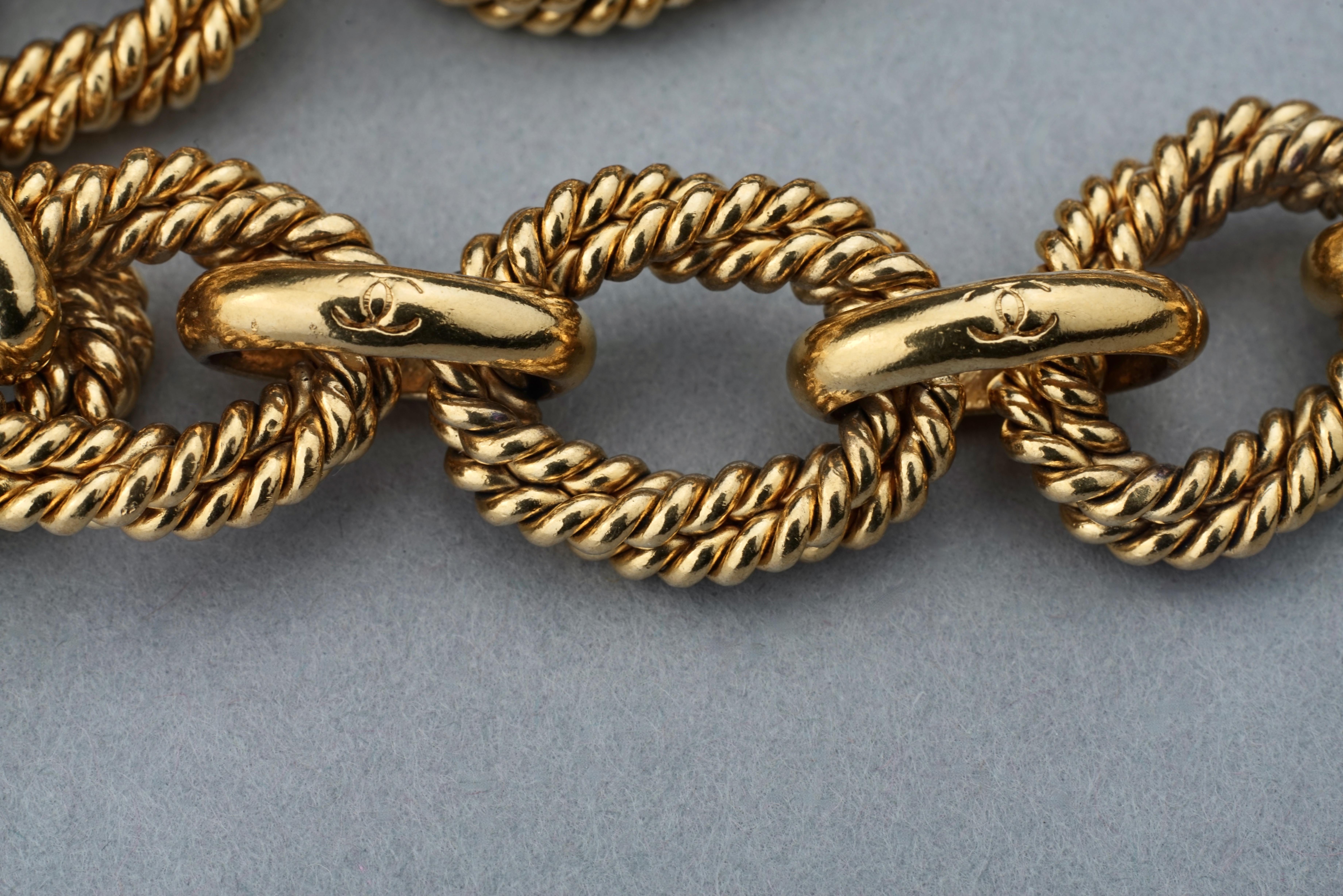 Vintage 1994 CHANEL Logo Medallón Sol Cinturón Charm en venta 4