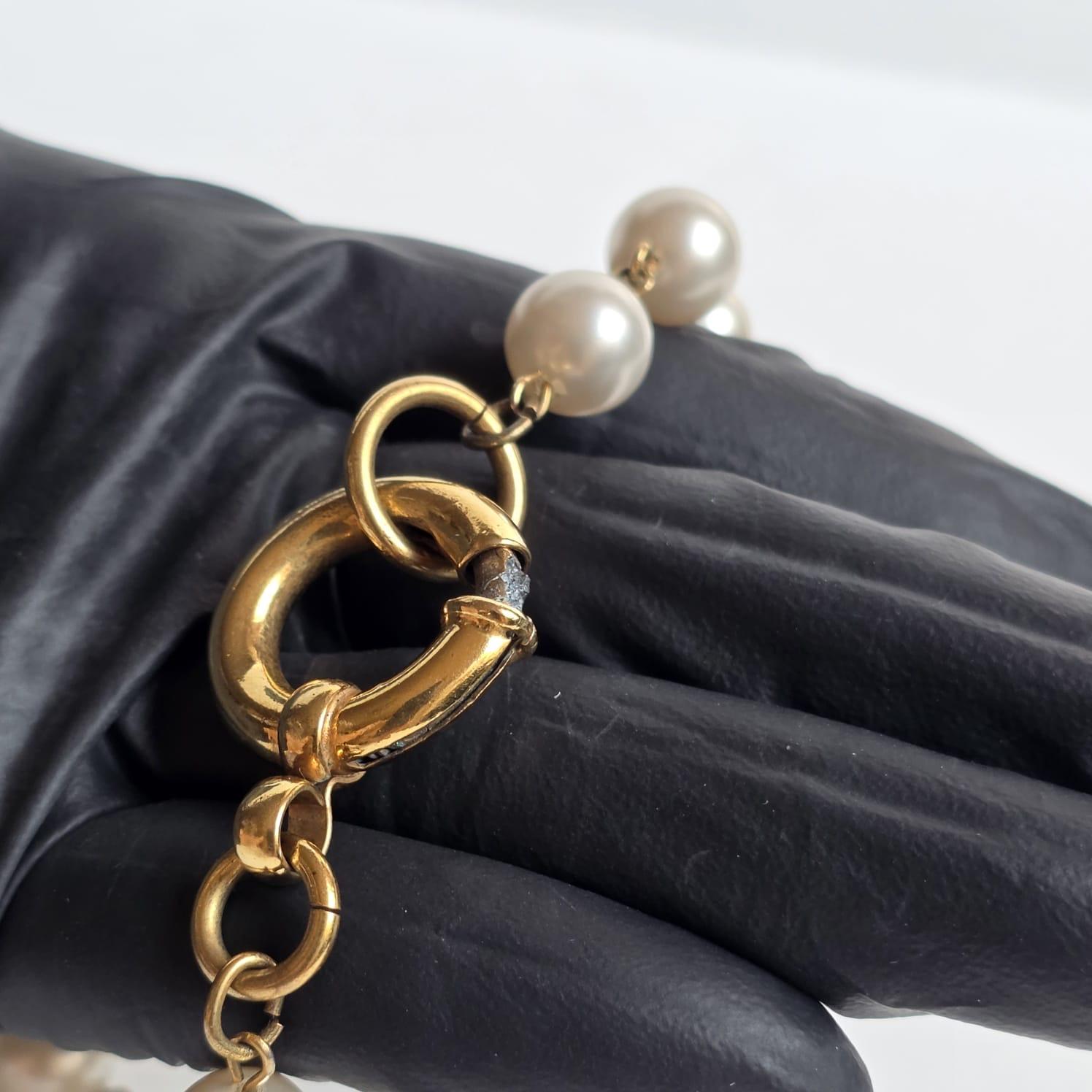 Vintage 1994 Chanel Collier long en métal avec perles CC en vente 6