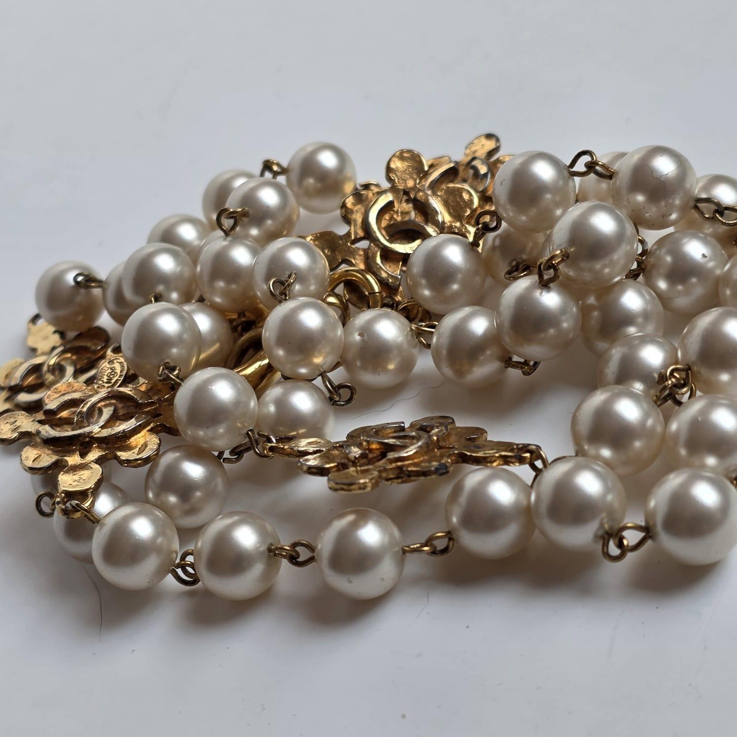 Vintage 1994 Chanel Collier long en métal avec perles CC en vente 7