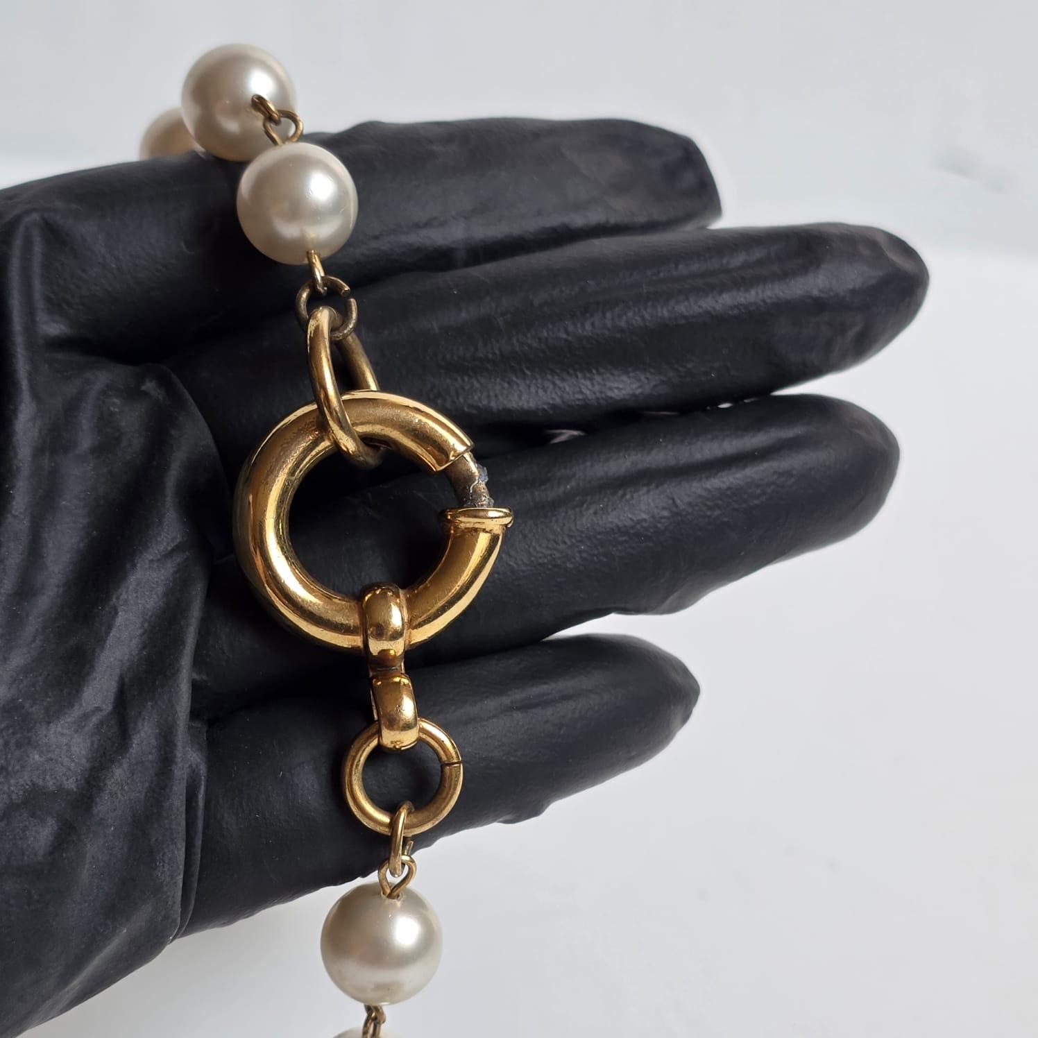Vintage 1994 Chanel Collier long en métal avec perles CC en vente 8