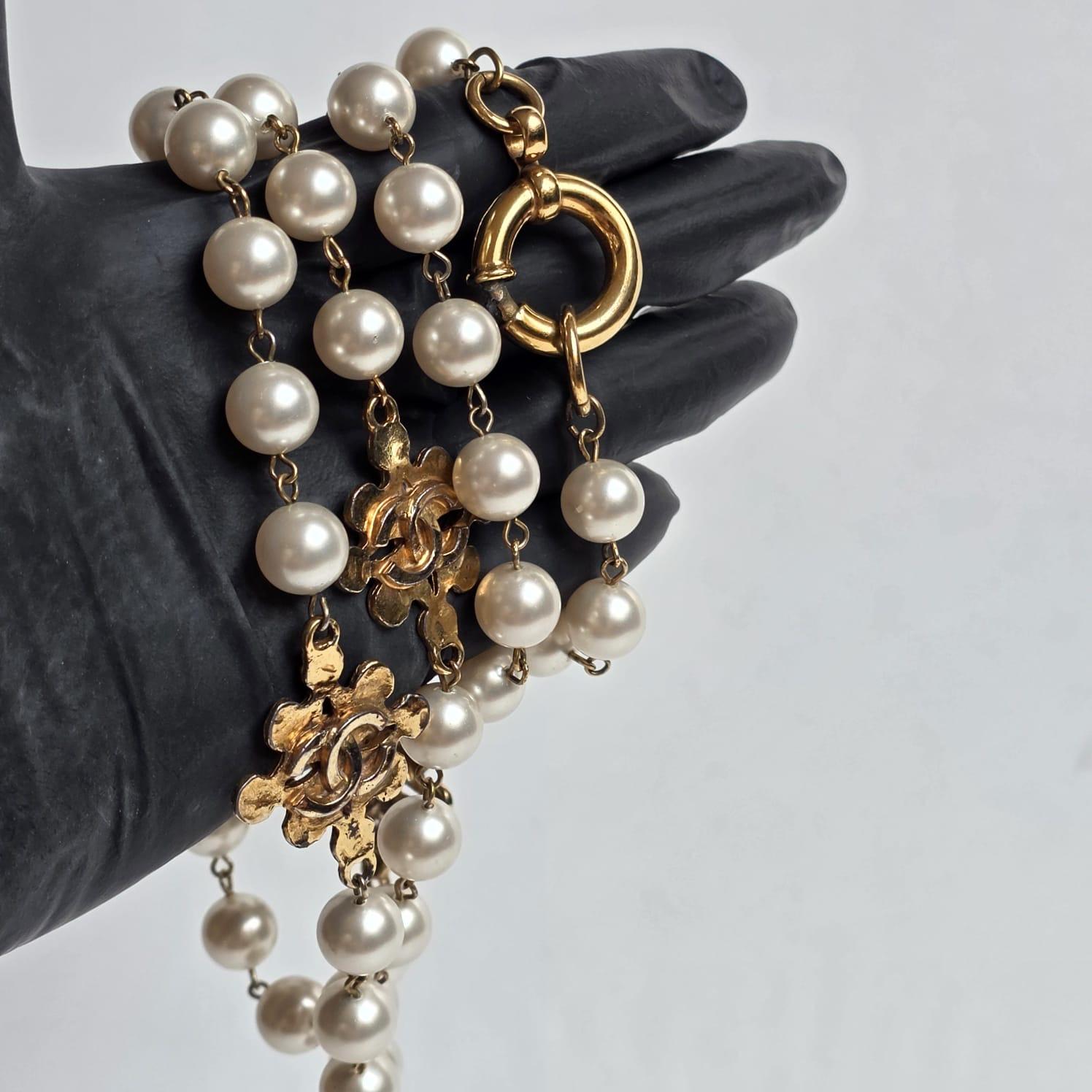 Vintage 1994 Chanel Collier long en métal avec perles CC en vente 9