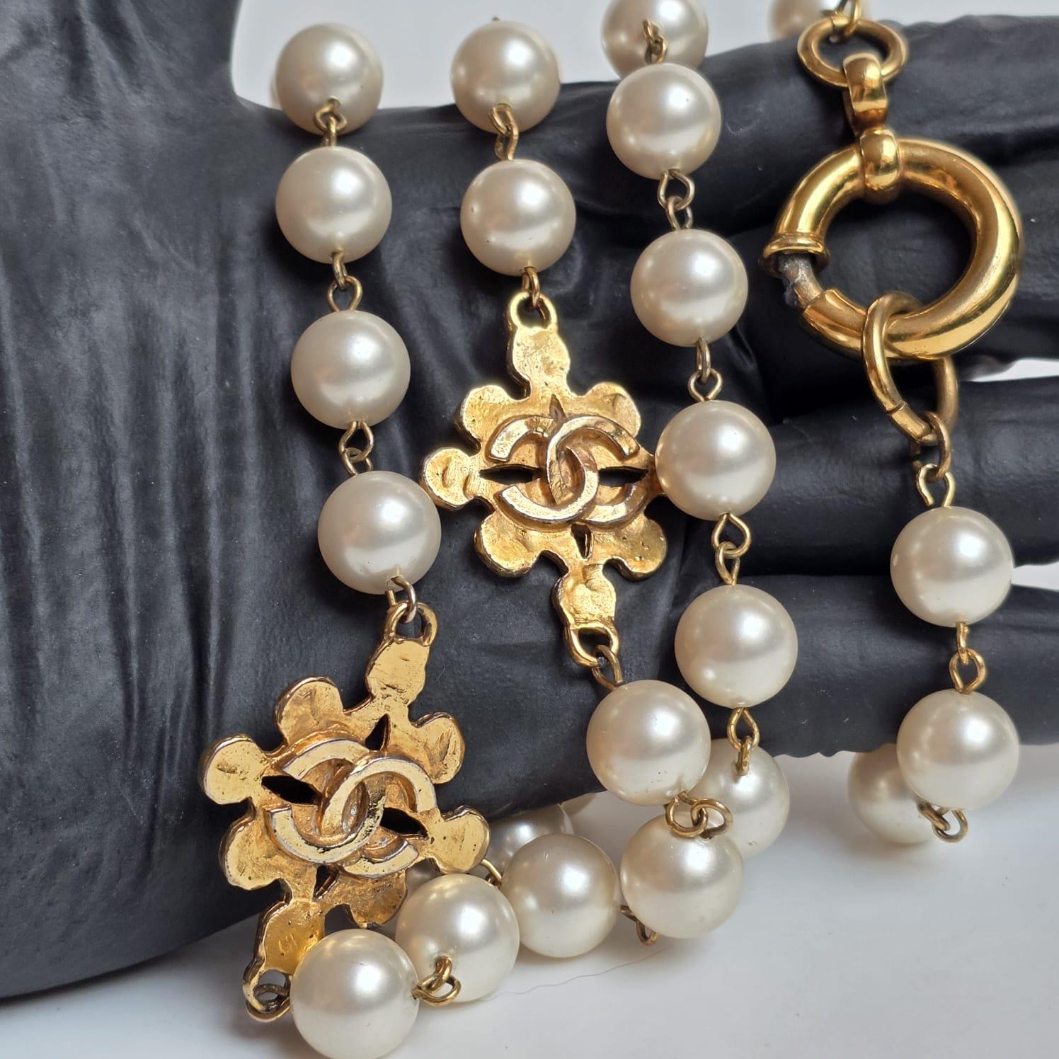 Vintage 1994 Chanel Collier long en métal avec perles CC en vente 10