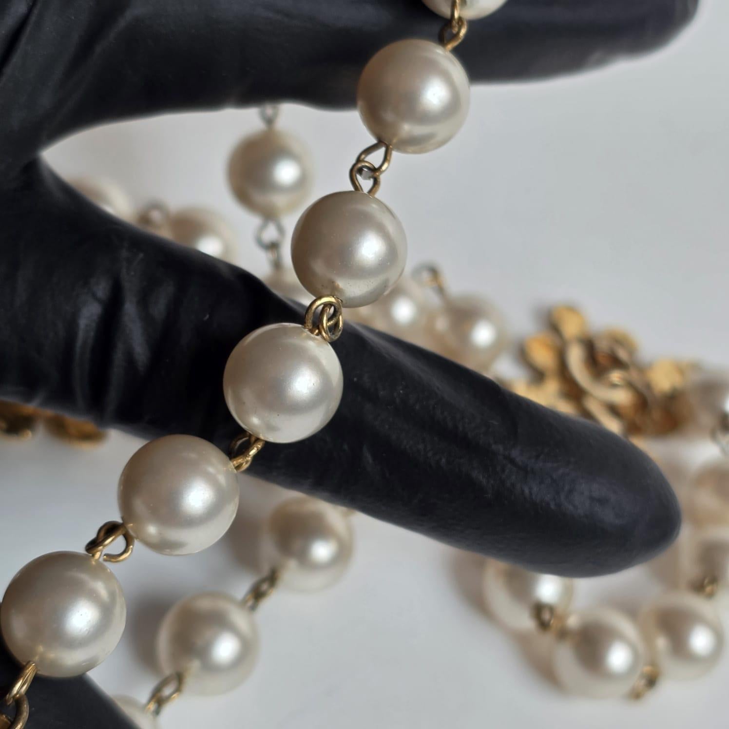 Vintage 1994 Chanel Collier long en métal avec perles CC en vente 11