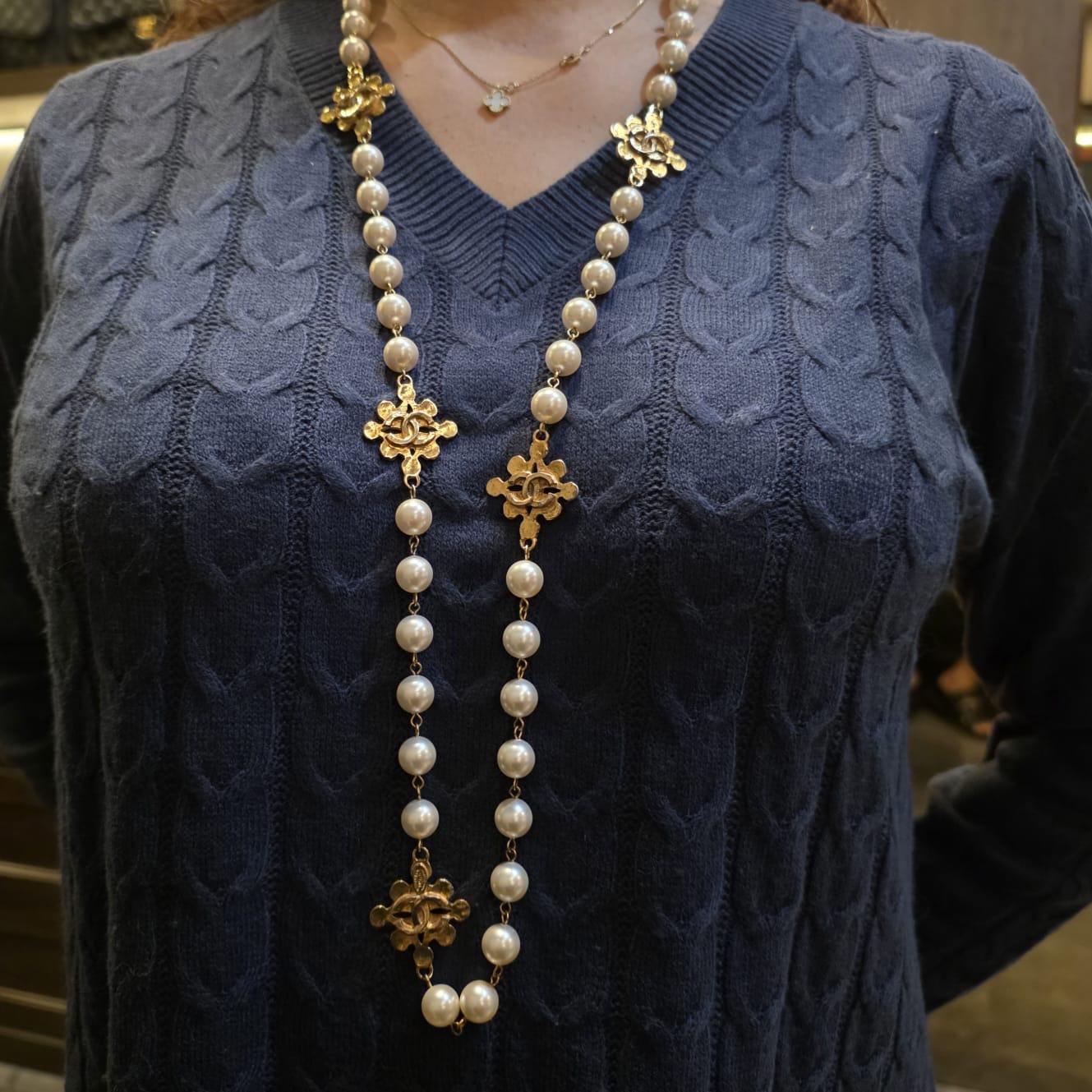 Vintage Chanel Sautoir CC en perles et trèfles en métal. Bon état vintage, cependant, le levier du fermoir s'est détaché. Le fermoir d'ouverture ne fonctionne donc plus, mais fonctionne toujours comme un collier normal. Ébréchures mineures sur