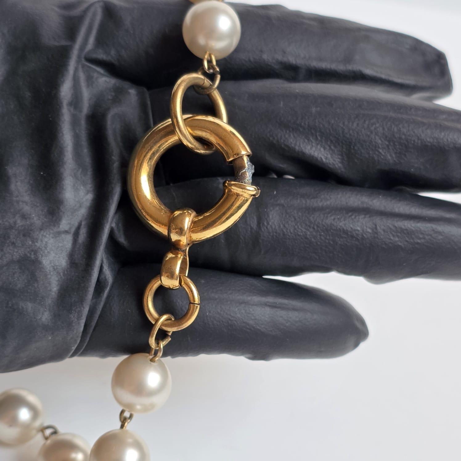 Vintage 1994 Chanel Collier long en métal avec perles CC État moyen - En vente à Jakarta, Daerah Khusus Ibukota Jakarta