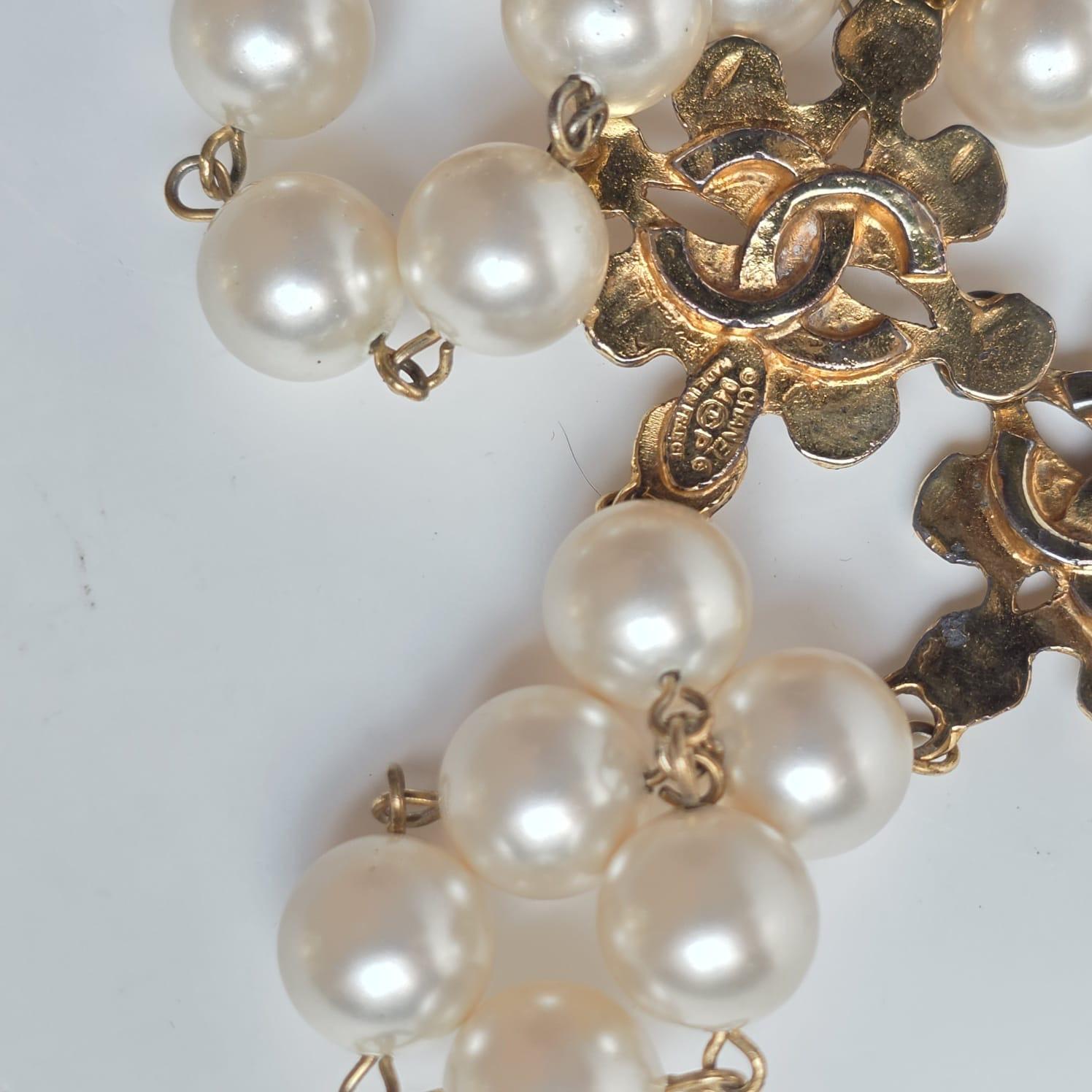 Vintage 1994 Chanel Collier long en métal avec perles CC Unisexe en vente
