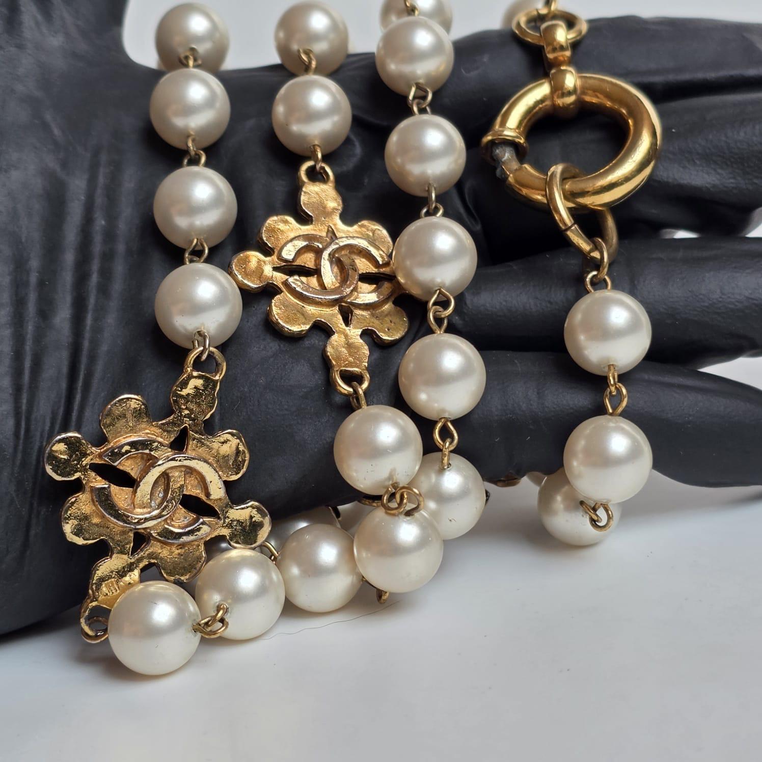 Vintage 1994 Chanel Collier long en métal avec perles CC en vente 1