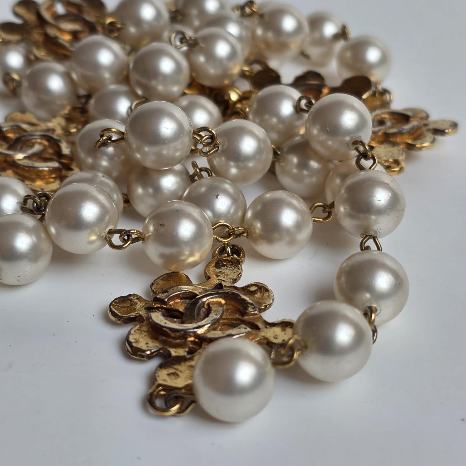 Vintage 1994 Chanel Collier long en métal avec perles CC en vente 2