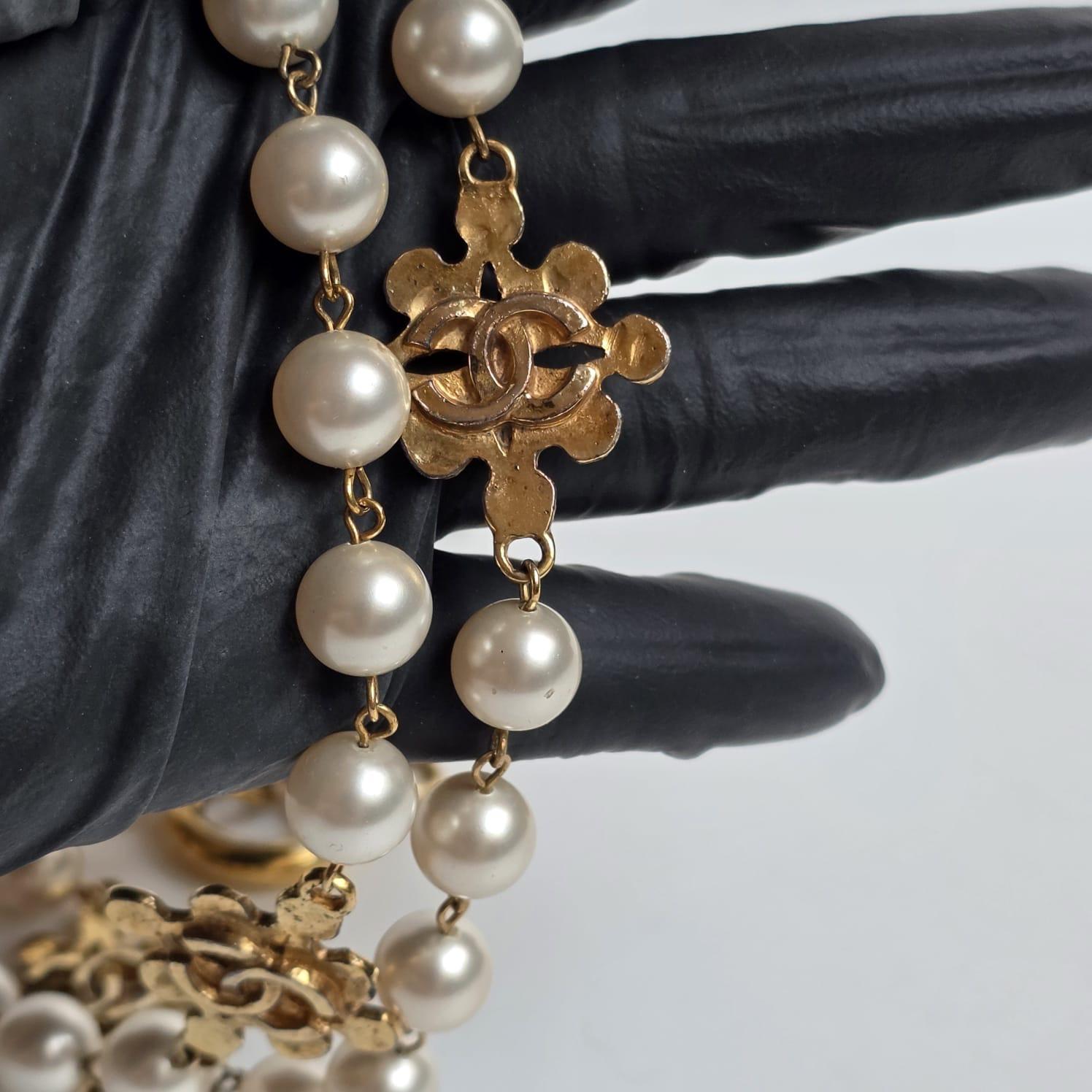 Vintage 1994 Chanel Collier long en métal avec perles CC en vente 3