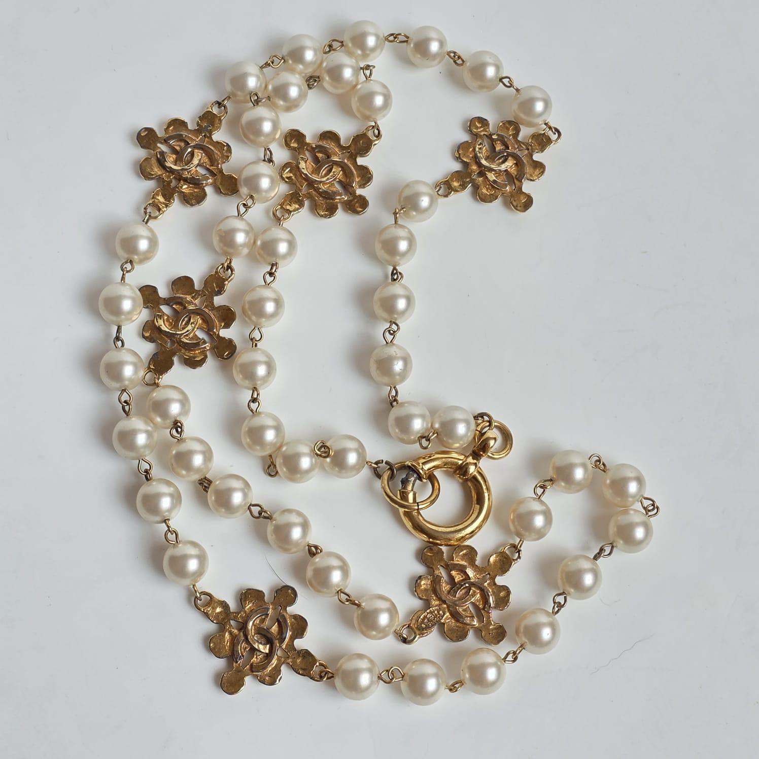 Vintage 1994 Chanel Collier long en métal avec perles CC en vente 4