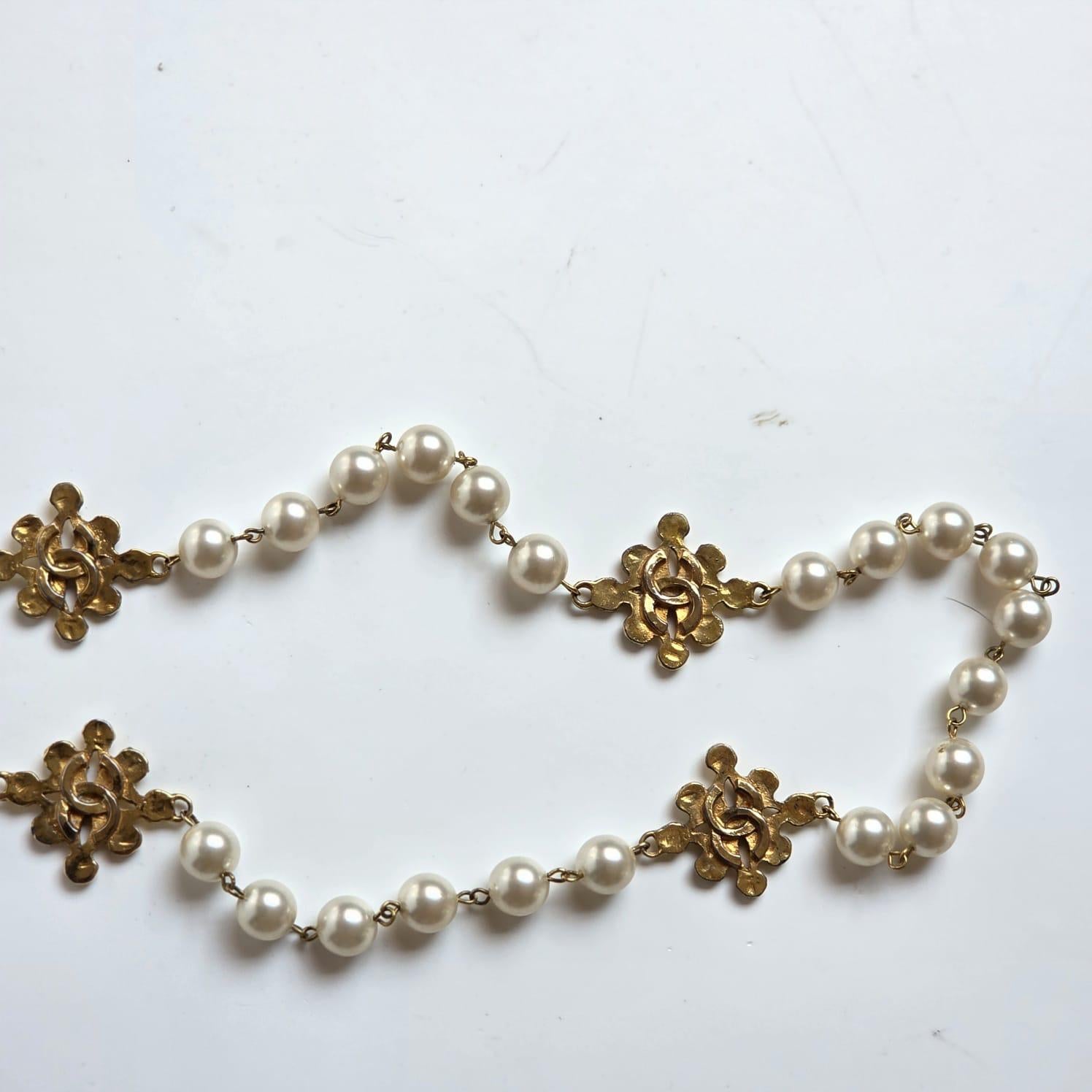 Vintage 1994 Chanel Collier long en métal avec perles CC en vente 5