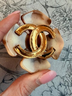 Vintage 1994 Broche Chanel en écaille de tortue avec logo CC imbriqué plaqué or