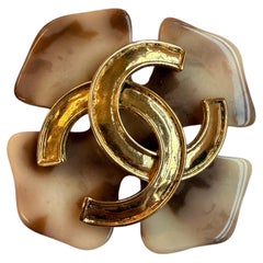 Vintage 1994 Broche Chanel en écaille de tortue avec logo CC imbriqué plaqué or
