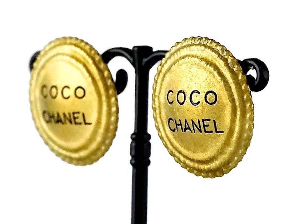 Vintage 1994 COCO CHANEL Medallion Disc Earrings In Excellent Condition For Sale In Kingersheim, Alsace