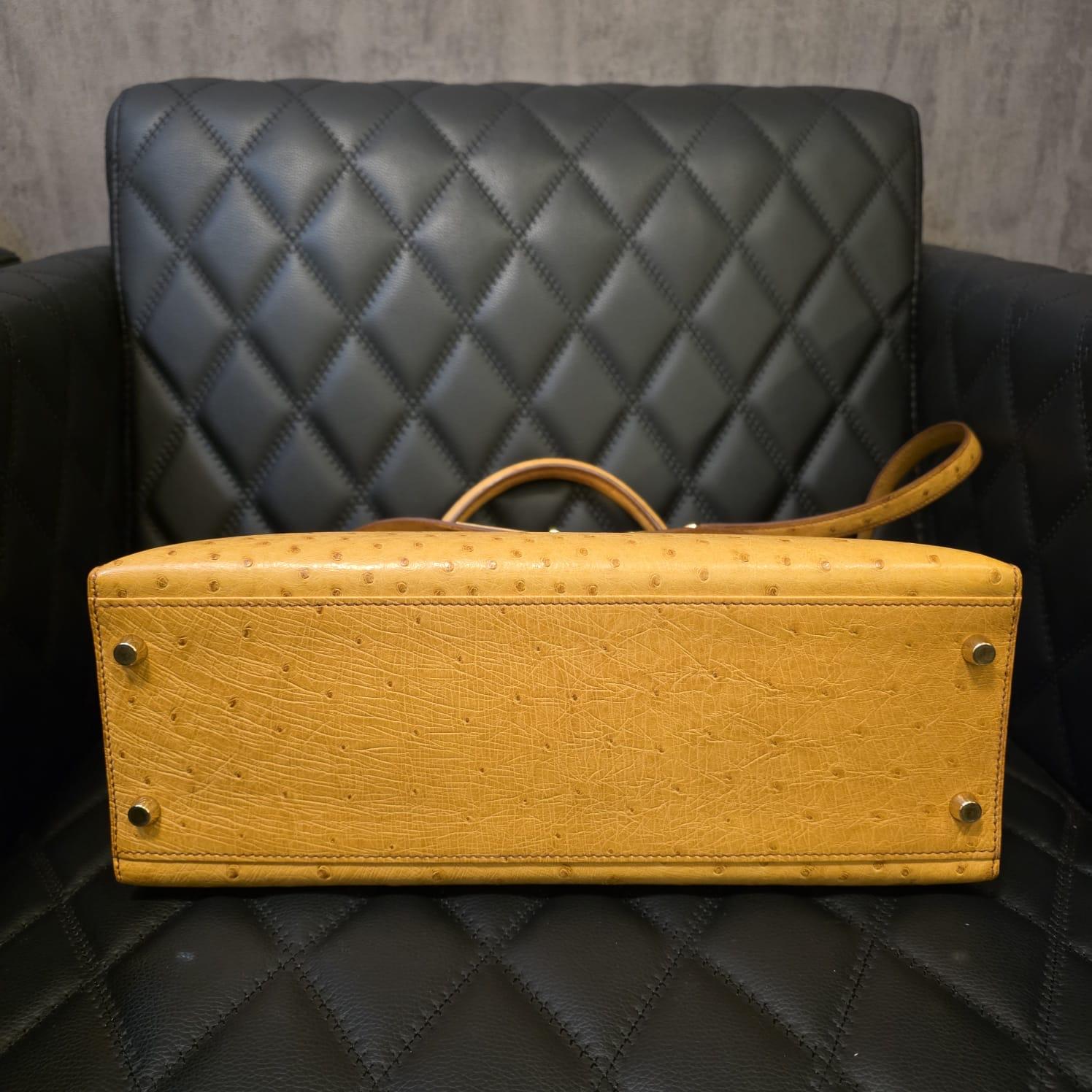 Kelly 32 clásico vintage en piel de avestruz castaña. En muy buen estado, con pequeños roces sobre todo en la zona inferior y las esquinas. Pero en general sigue en muy buen estado vintage. Viene con correa y Clochette junto con candado y llaves. 