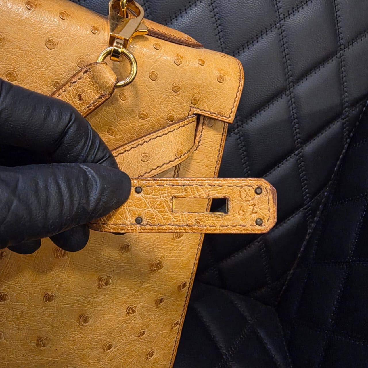 Vintage 1994 Hermes Bolso Kelly 32 Avestruz Castaño en Bueno estado para la venta en Jakarta, Daerah Khusus Ibukota Jakarta