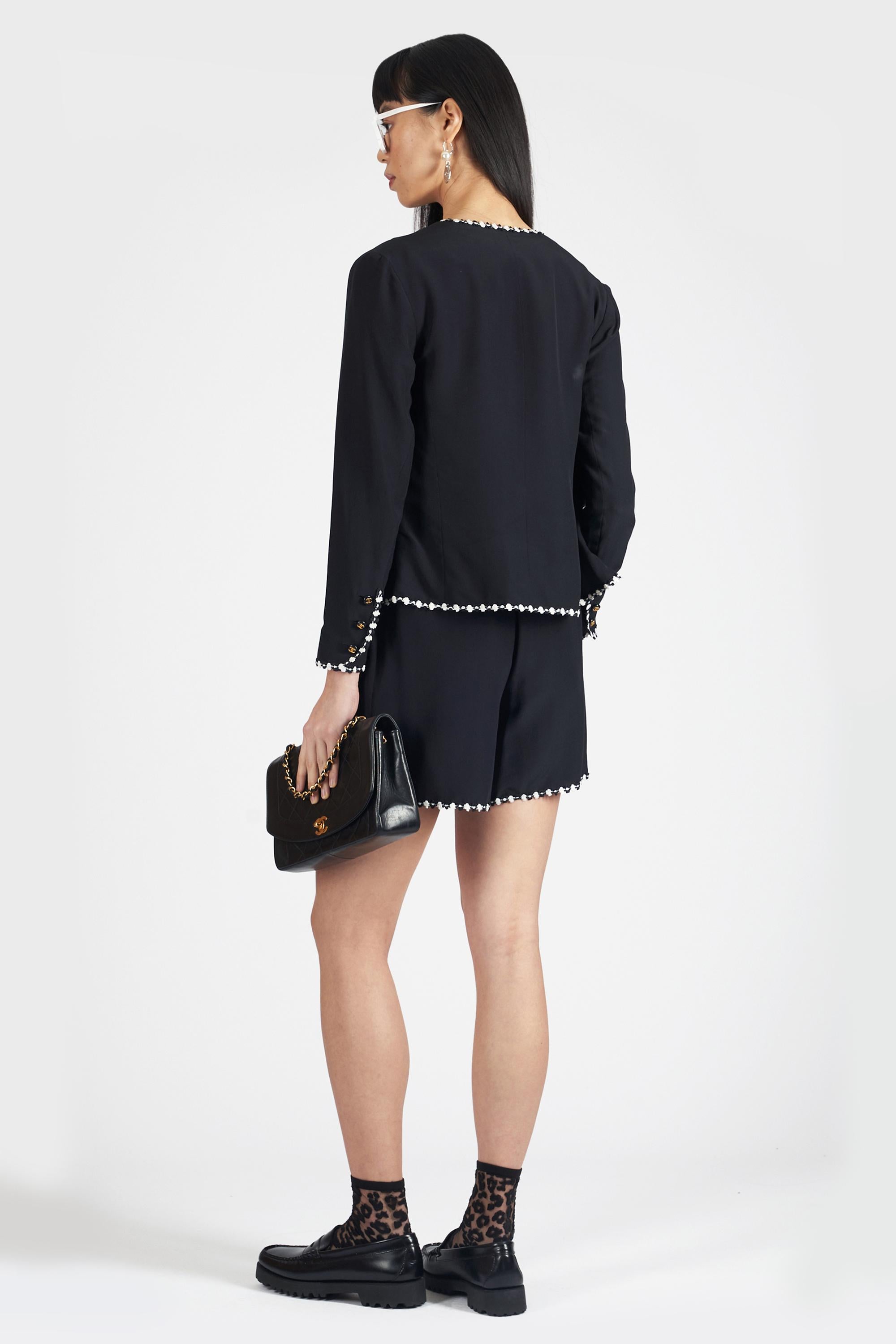 Chanel 1994 dreiteiliges schwarzes maßgeschneidertes Set. Mit Weste, Strickjacke und Shorts, Stickerei am Halsausschnitt, an den Taschen und am Saum sowie Chanel-Logo auf den Knöpfen. In ausgezeichnetem Vintage-Zustand. Bitte beachten Sie, dass sich