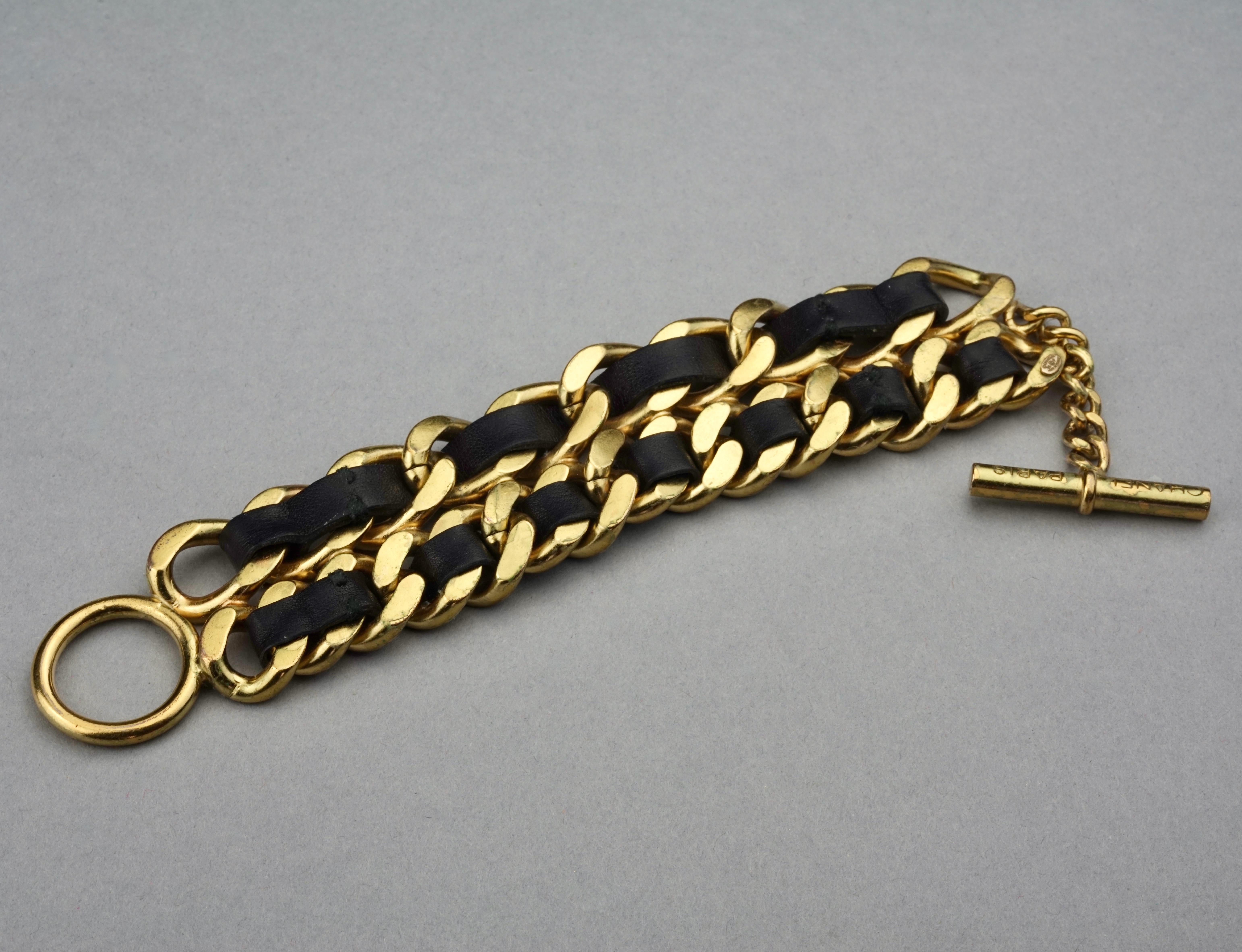 Vintage 1995 CHANEL Double Leather Chain Cuff Bracelet In Good Condition For Sale In Kingersheim, Alsace