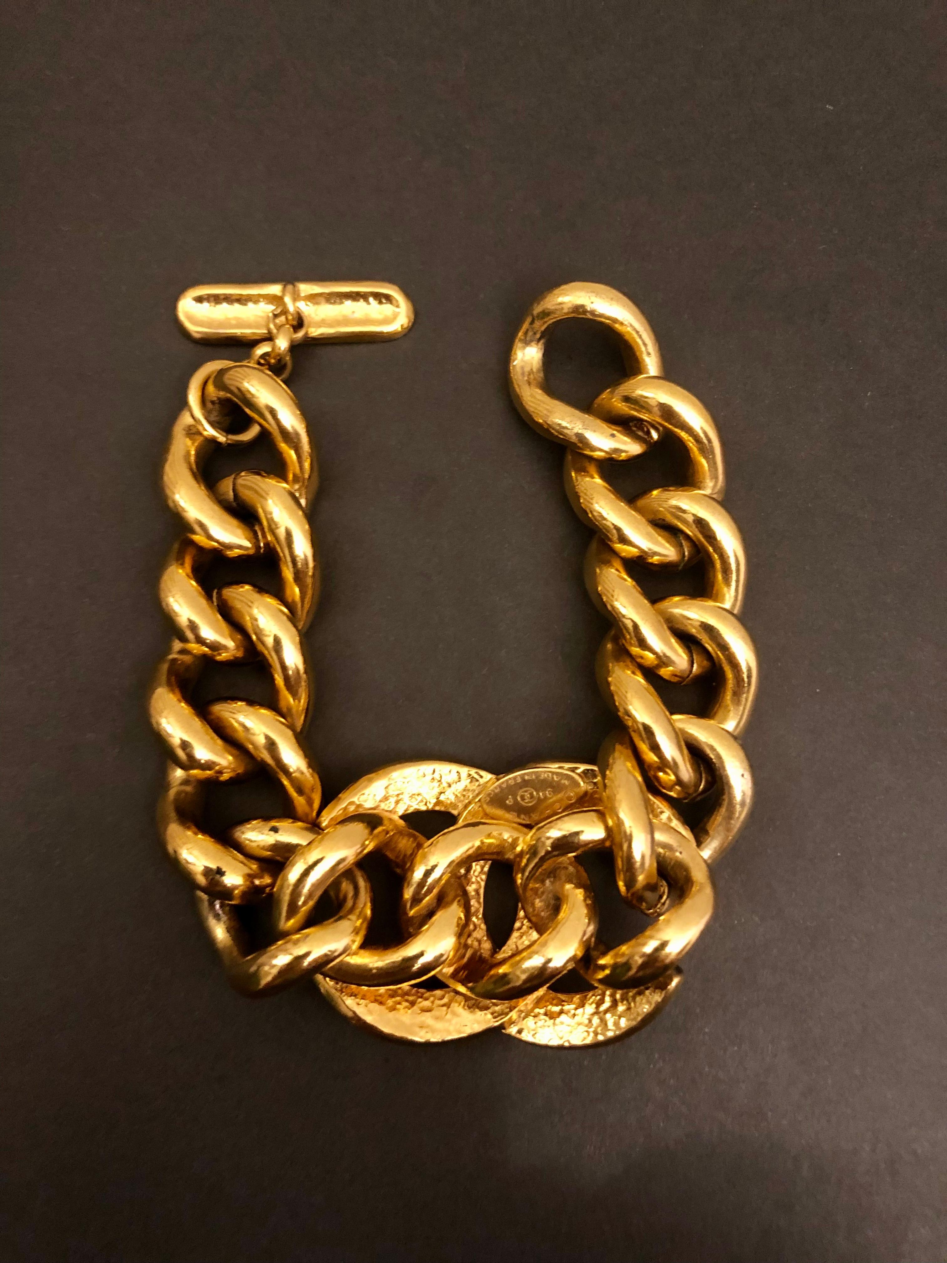 Vintage Chanel gold toned chain link bracelet featuring a massive CC motif on a sturdy gold toned chain. Adjustable toggle fastening. Stamped Chanel 94P, made in France. Measures approximately 17 cm. Comes with box.

Condition: Good vintage