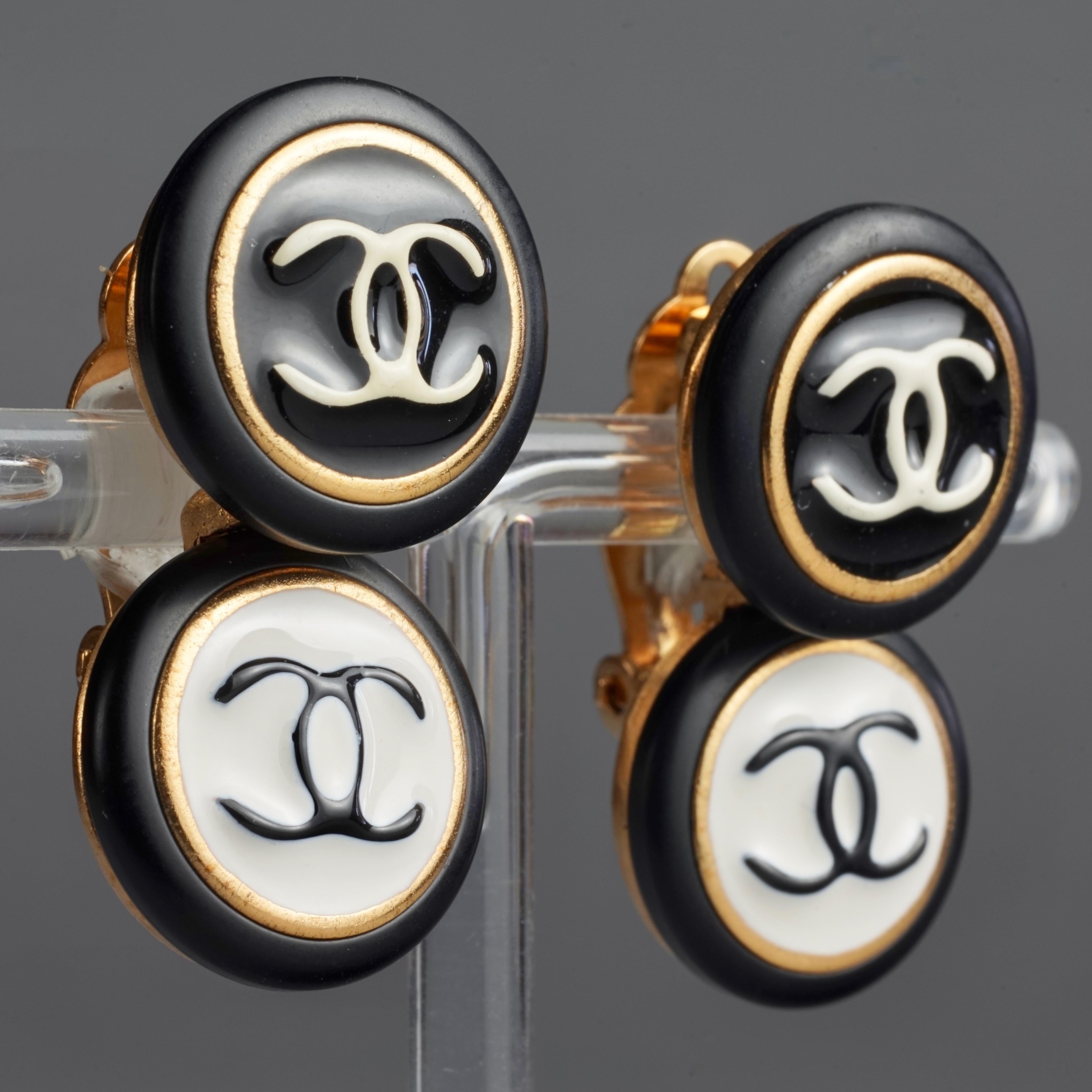 Vintage 1995 CHANEL Logo Double Disc Black and White Enamel Earrings In Excellent Condition For Sale In Kingersheim, Alsace