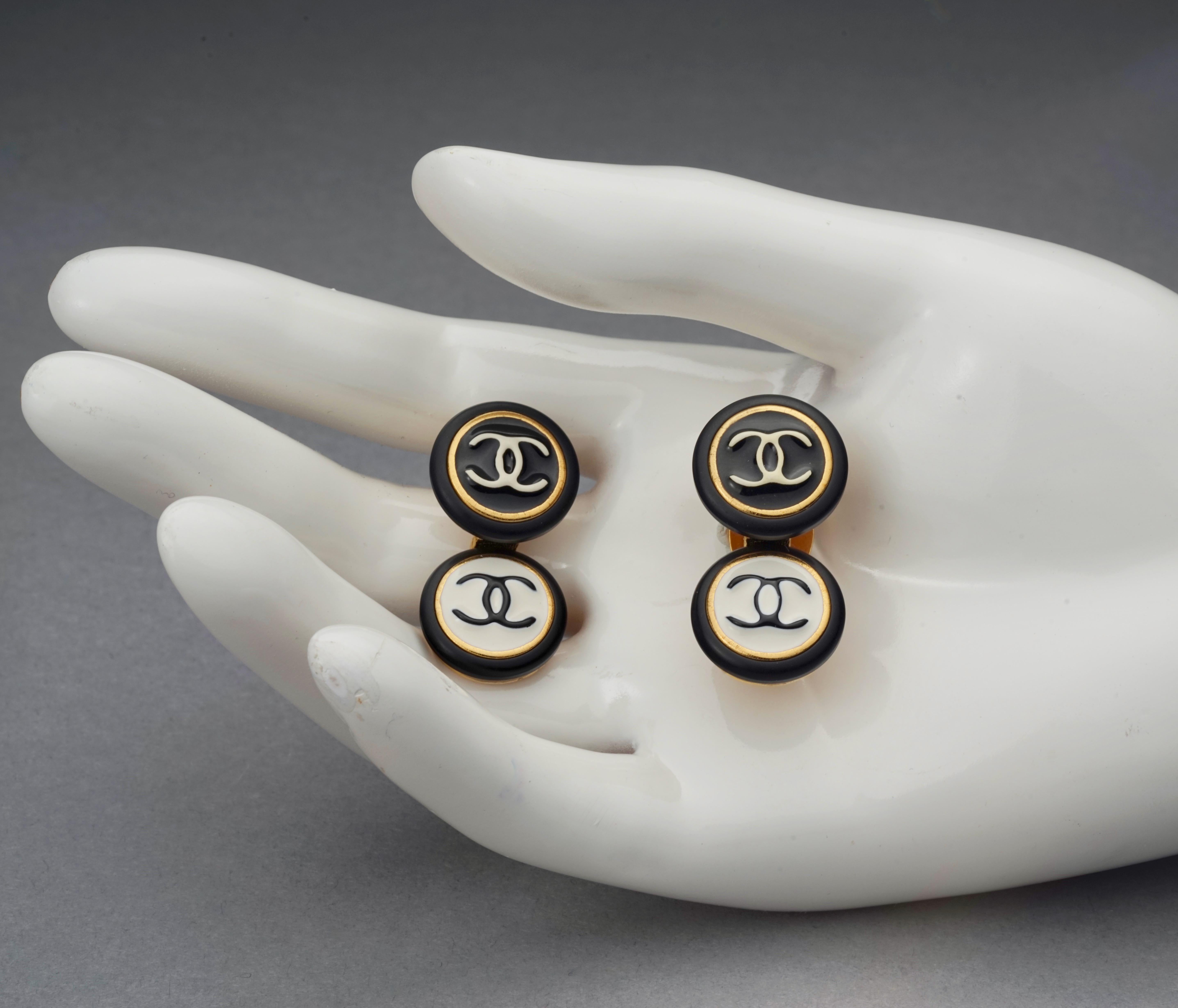 Vintage 1995 CHANEL Logo Double Disc Black and White Enamel Earrings For Sale 2