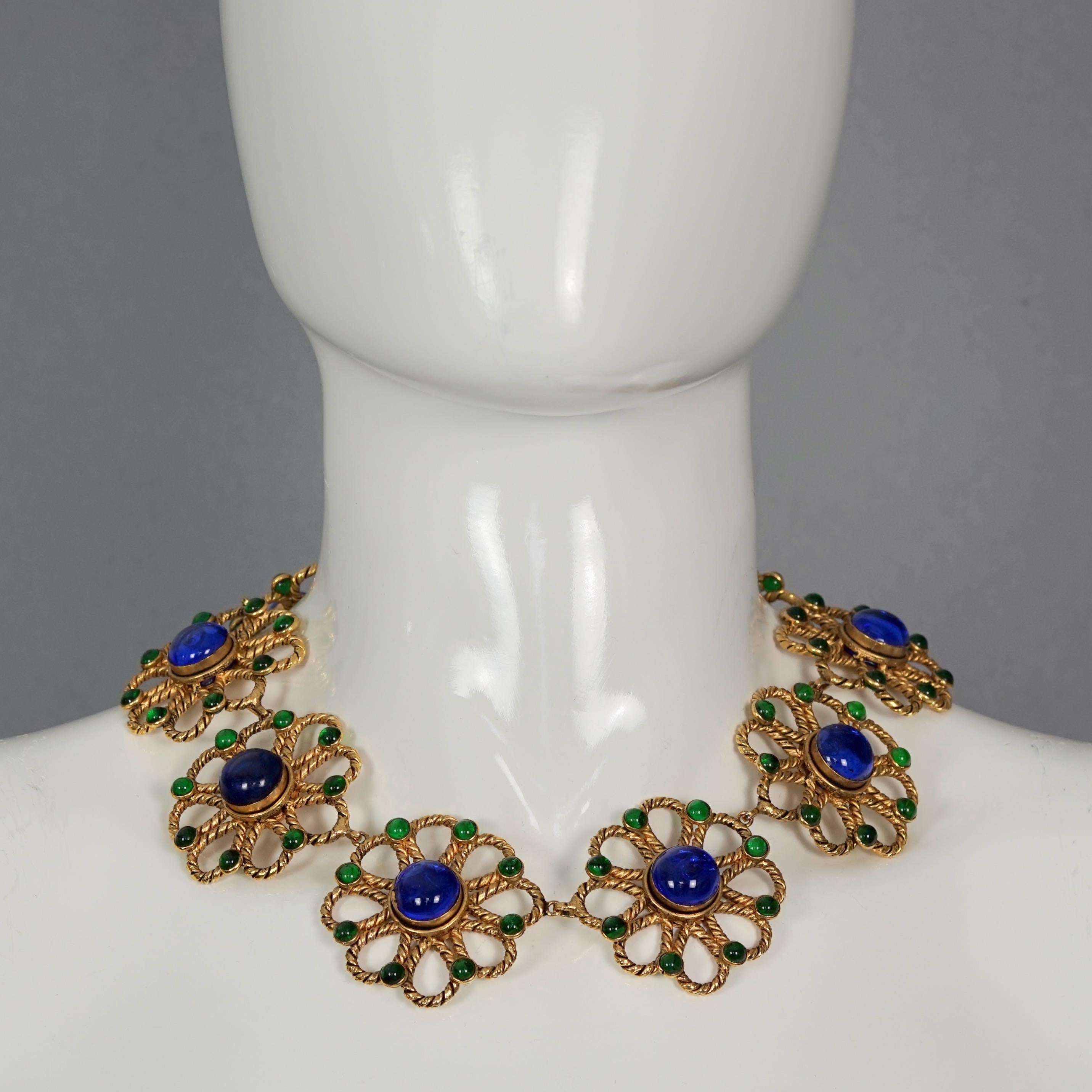 Vintage 1995 CHANEL MAISON GRIPOIX Poured Glass Torsade Flower Necklace

Measurements:
Height: 1.81 inches (4.6 cm)
Wearable Length: 15.94 inches to 17.71 inches (40.5 cm to 45 cm)

Features:
- 100% Authentic CHANEL by MAISON GRIPOIX.
- Iconic green