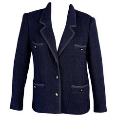 CHANEL Marineblaue Tweedjacke mit Glücksbringer-Knopf