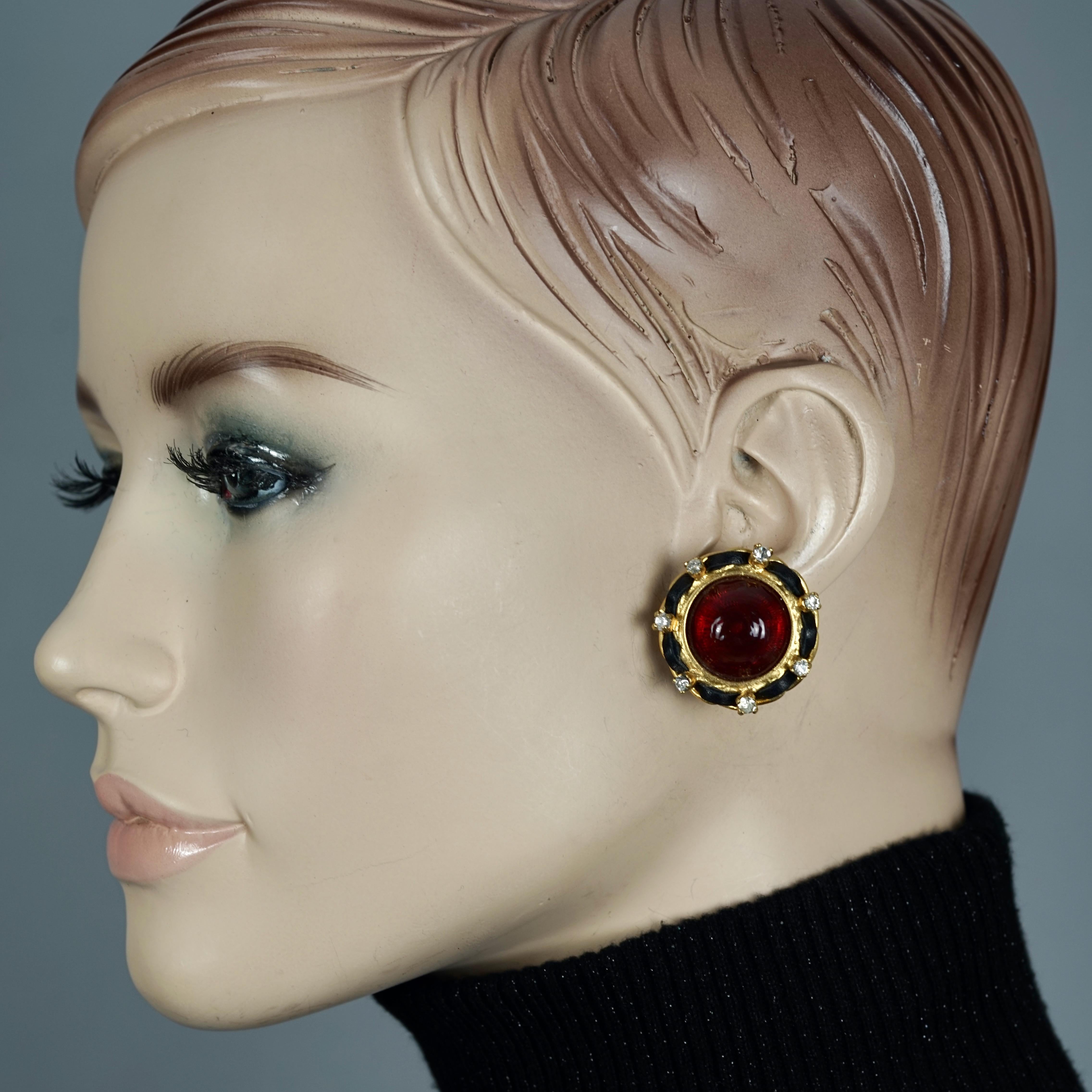 Vintage 1995 CHANEL Red Gripoix Rhinestone Leather Chain Earrings

Measurements:
Diameter: 1.10 inches (2.8 cm)
Depth: 0.35 inch (0.9 cm)
Weight per Earring: 14 grams

Features:
- 100% Authentic CHANEL.
- Classic Chanel red Gripoix with leather and