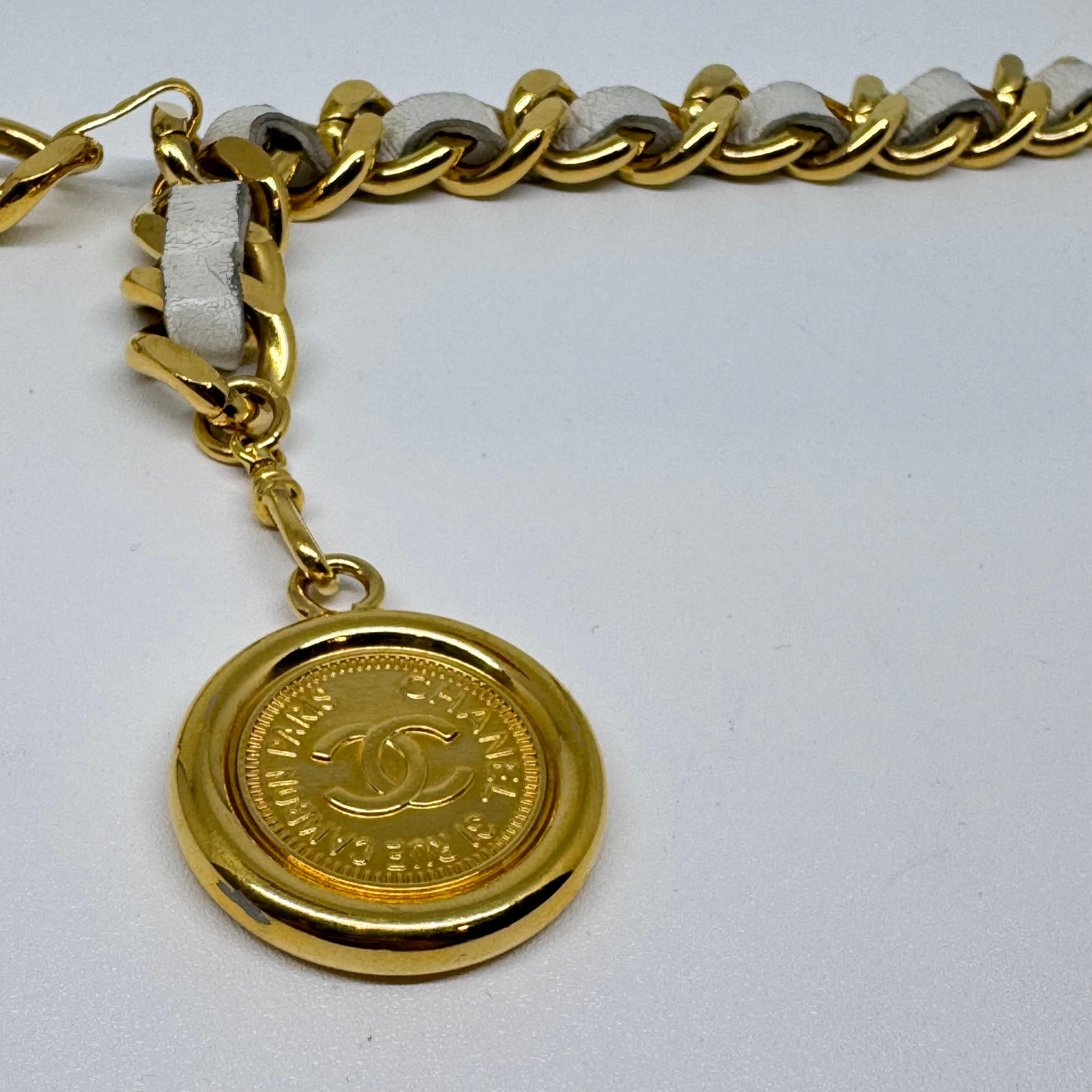 Vintage 1995 Chanel Cinturón entrelazado de cuero blanco Medallón de cadena gruesa en venta 5