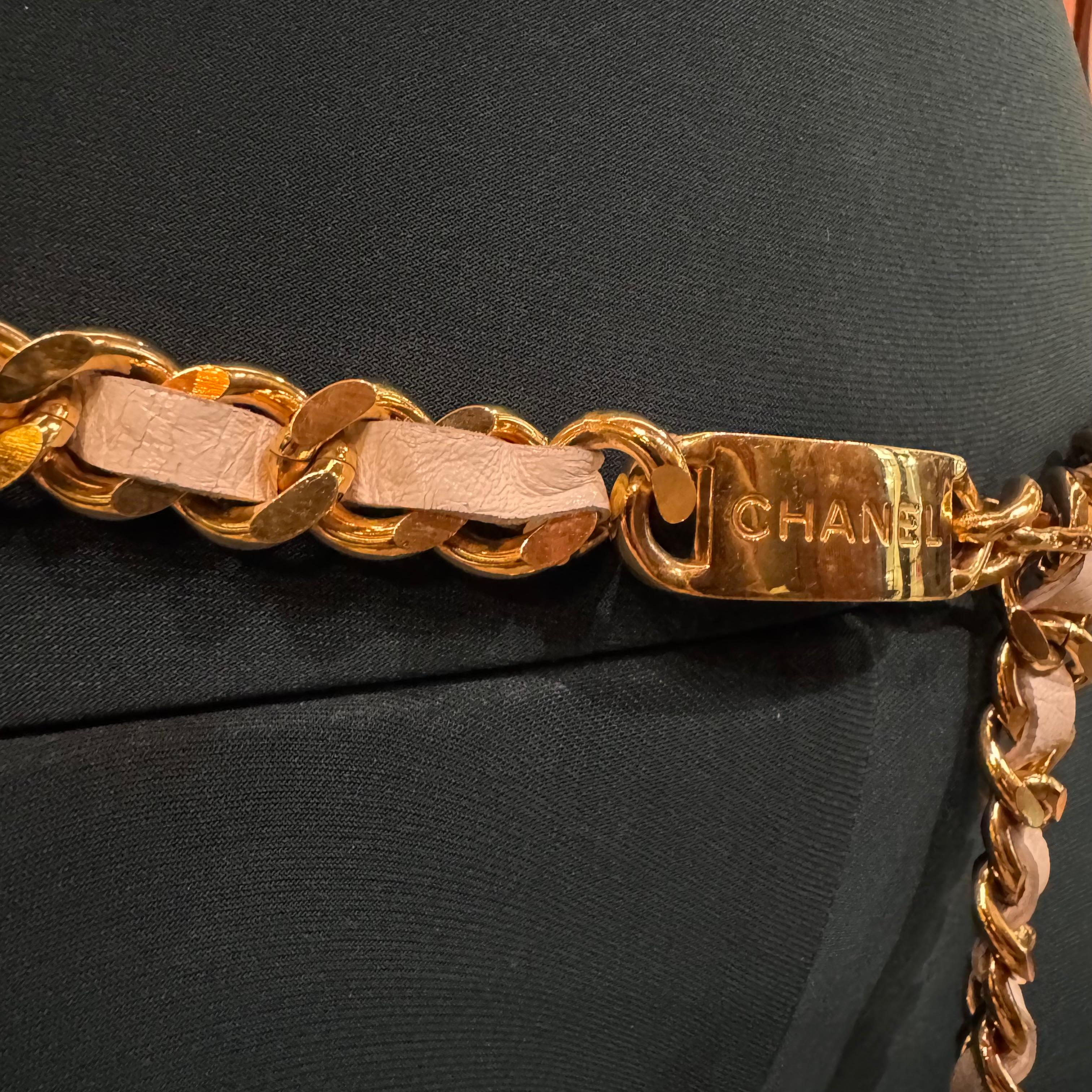 Vintage 1995 Chanel Cinturón entrelazado de cuero blanco Medallón de cadena gruesa en venta 6