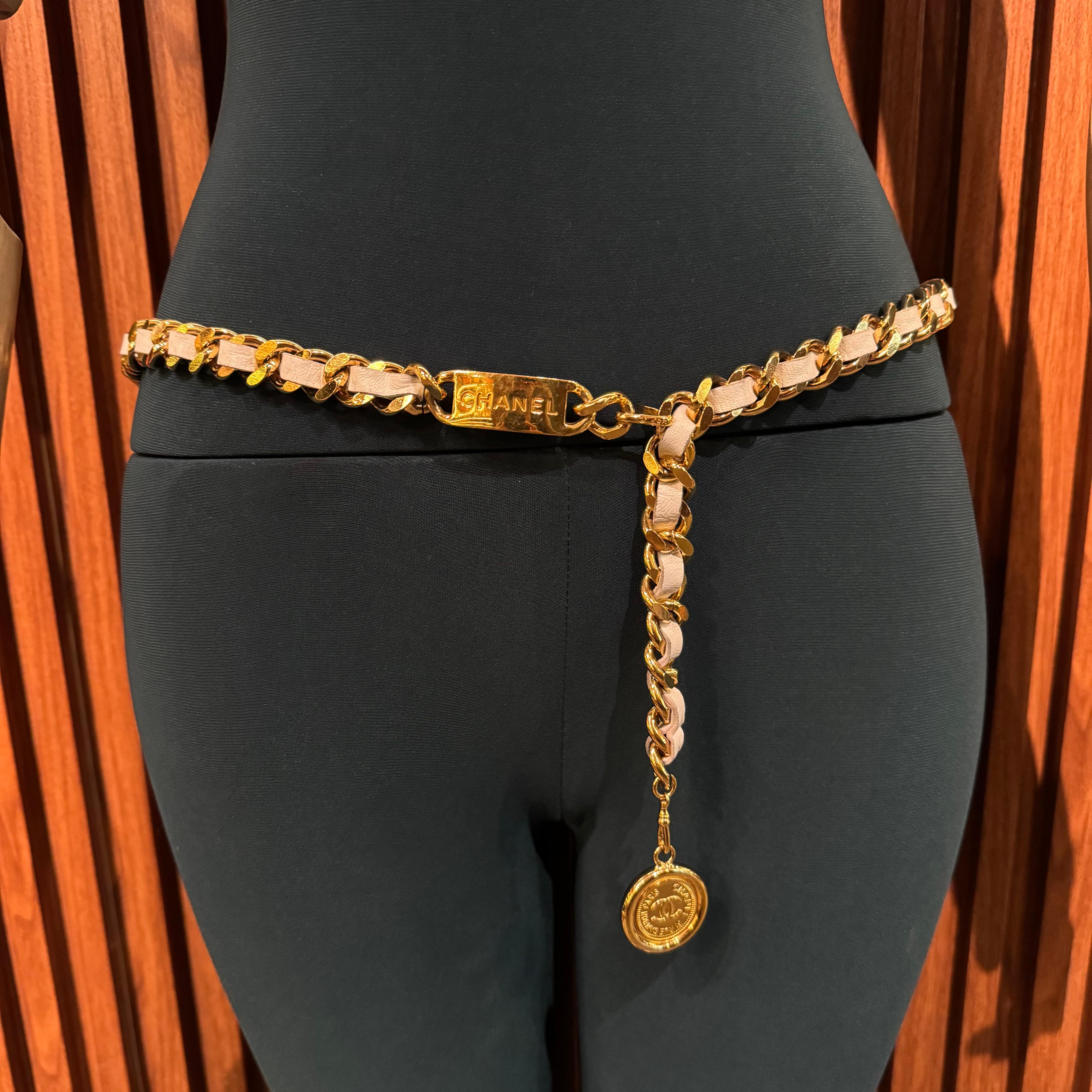 Vintage 1995 Chanel Cinturón entrelazado de cuero blanco Medallón de cadena gruesa en venta 7