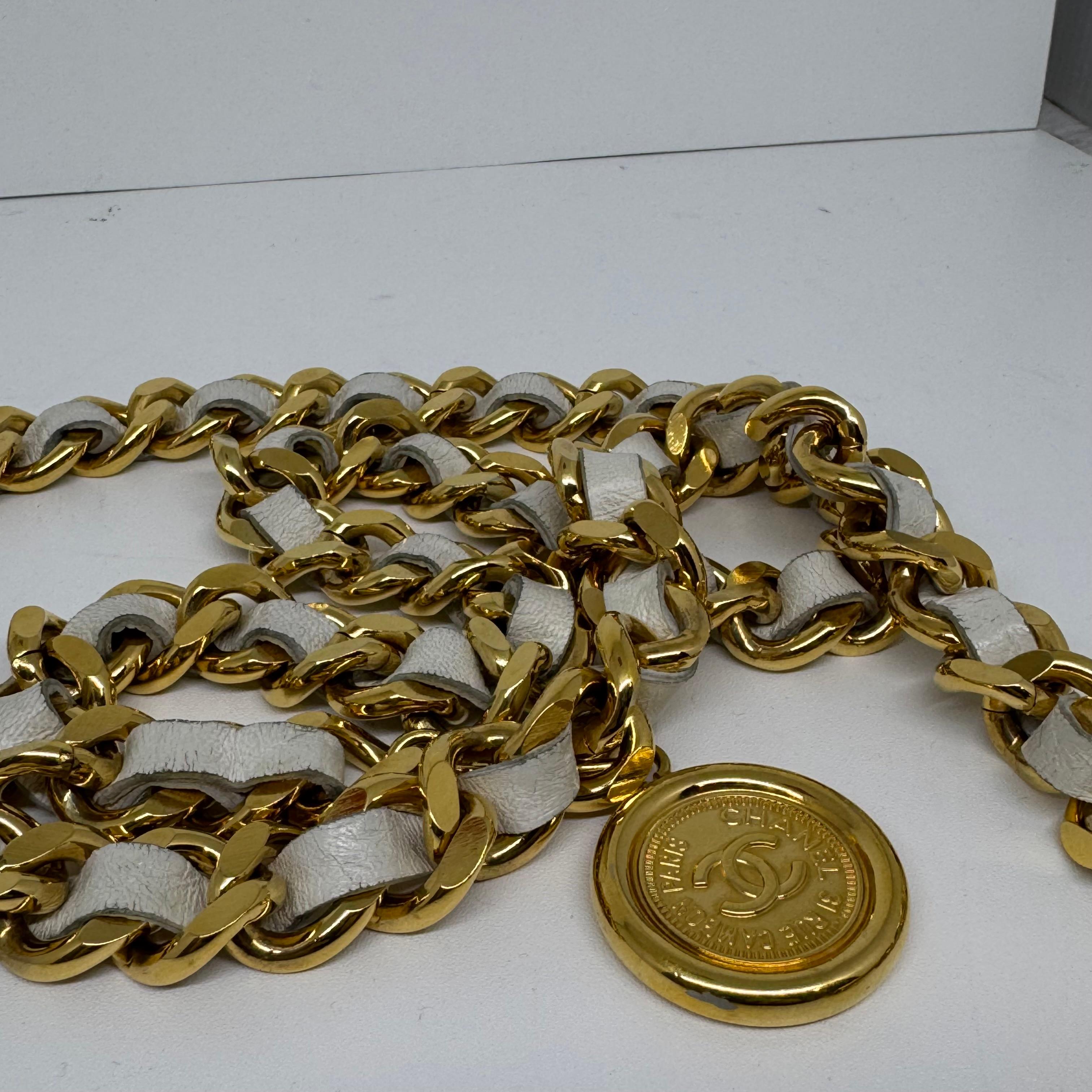 Vintage 1995 Chanel Cinturón entrelazado de cuero blanco Medallón de cadena gruesa Marrón en venta