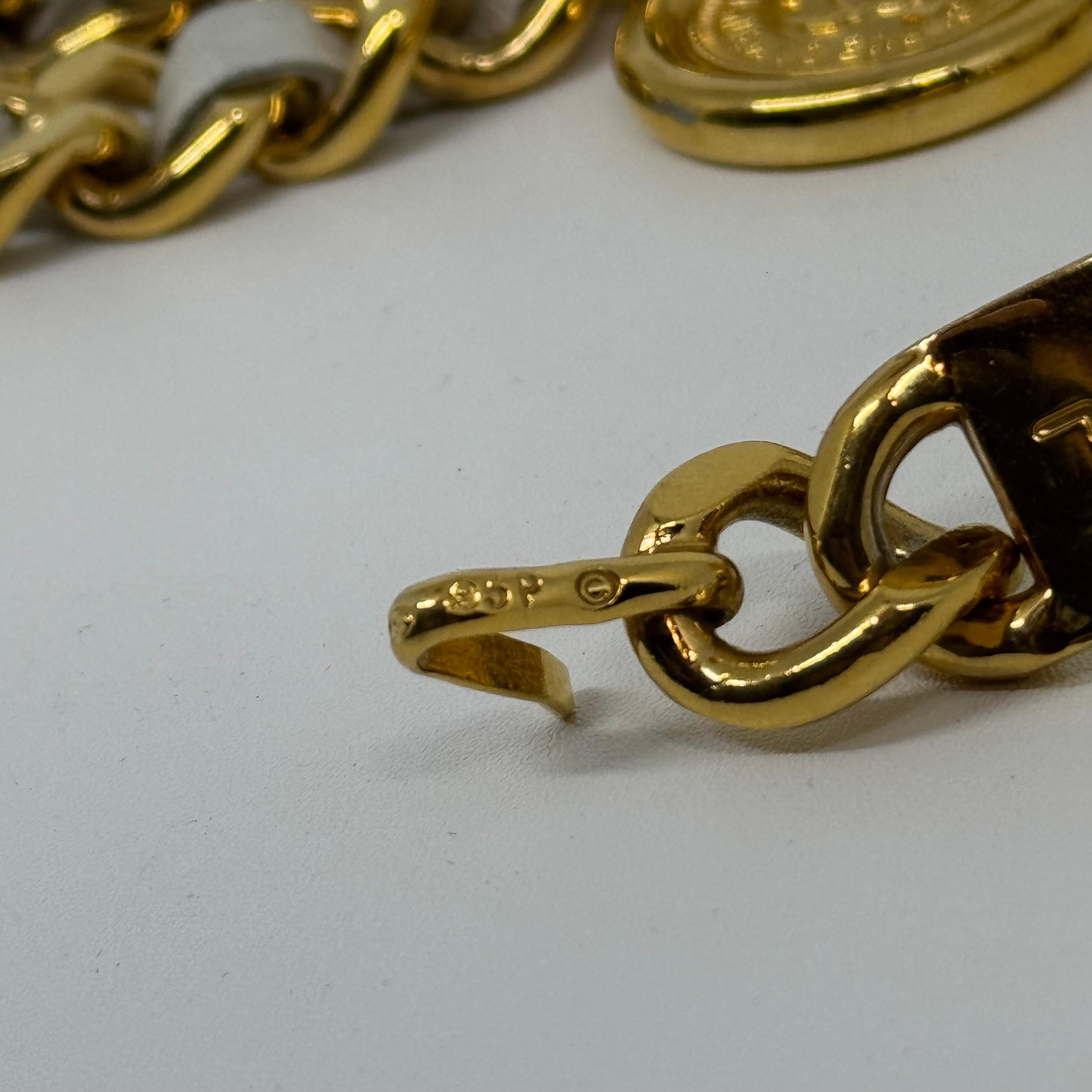 Vintage 1995 Chanel Cinturón entrelazado de cuero blanco Medallón de cadena gruesa en Bueno estado para la venta en Jakarta, Daerah Khusus Ibukota Jakarta