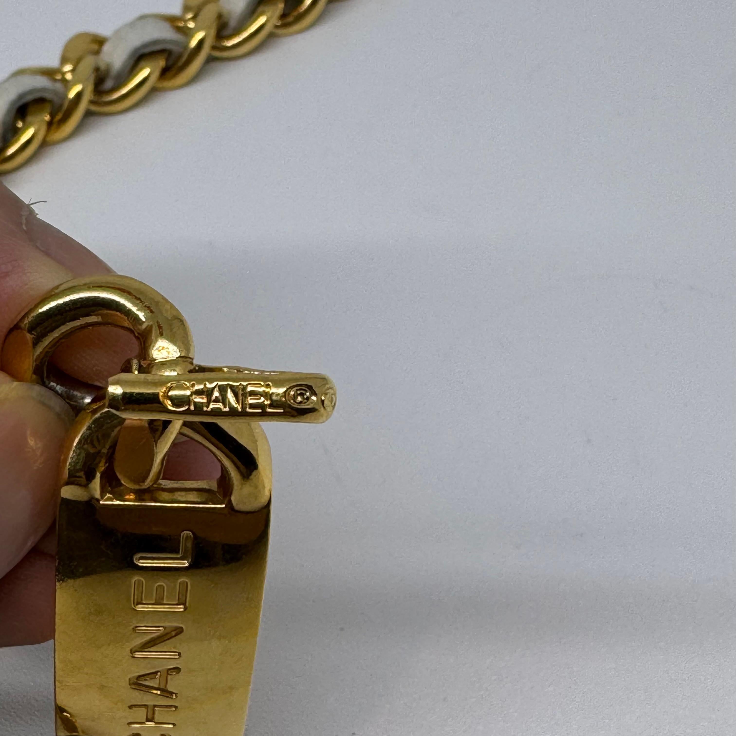 De las mujeres Vintage 1995 Chanel Cinturón entrelazado de cuero blanco Medallón de cadena gruesa en venta
